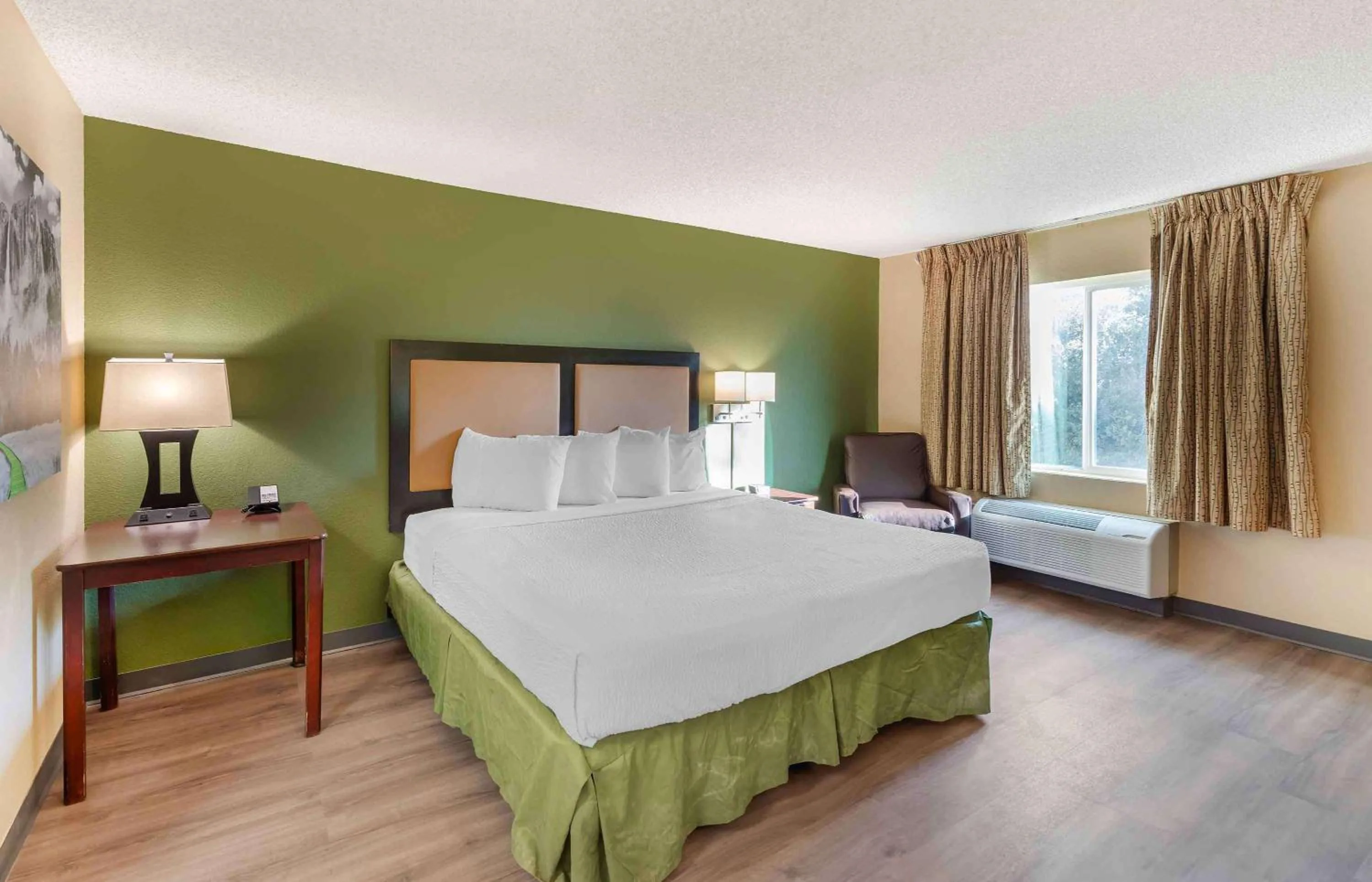 Bedroom, Bed in Extended Stay America Suites - Los Angeles - Ontario Airport