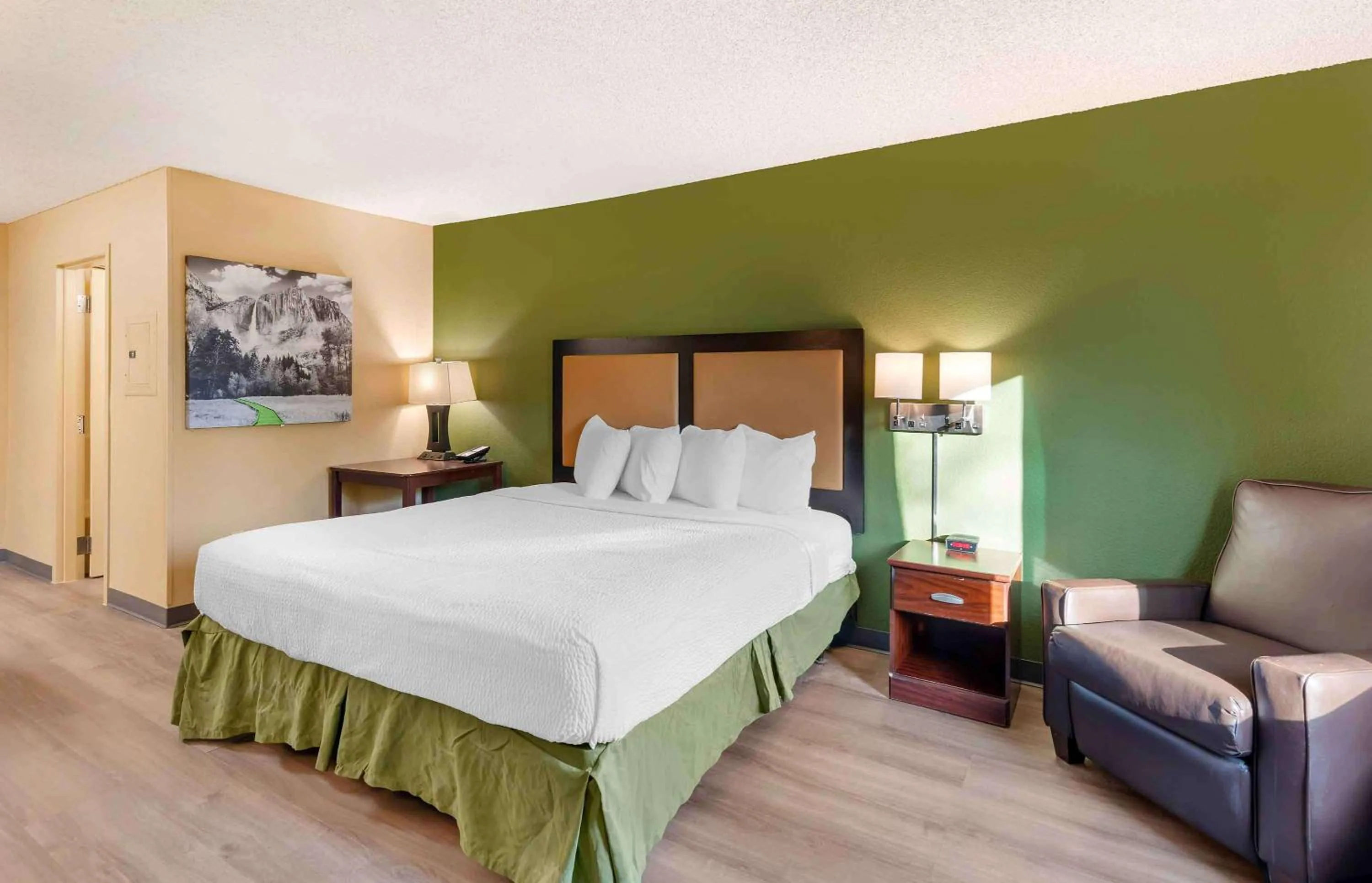Bedroom, Bed in Extended Stay America Suites - Los Angeles - Ontario Airport