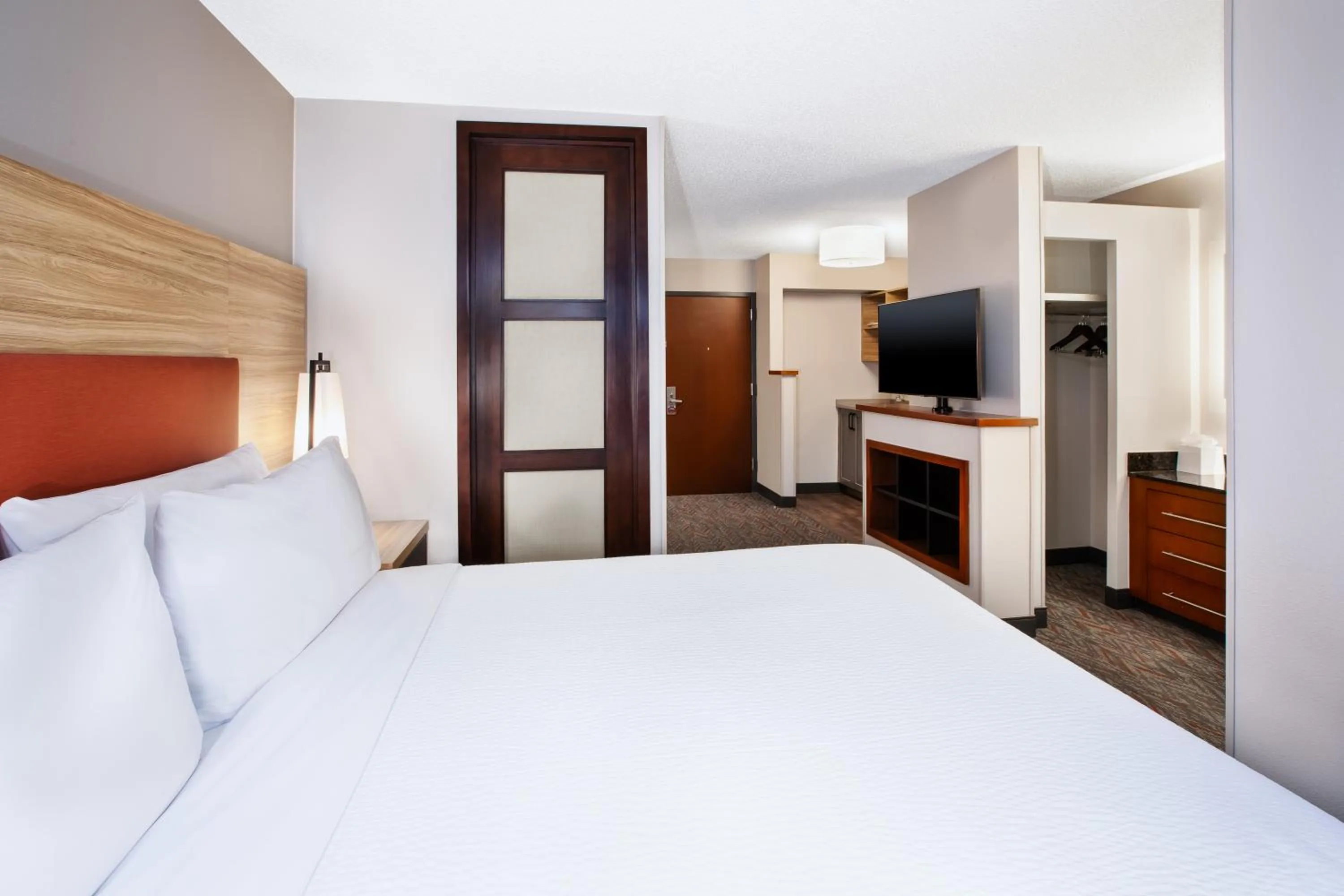 Kitchen or kitchenette, Bed in Candlewood Suites - Cincinnati Northeast - Mason by IHG