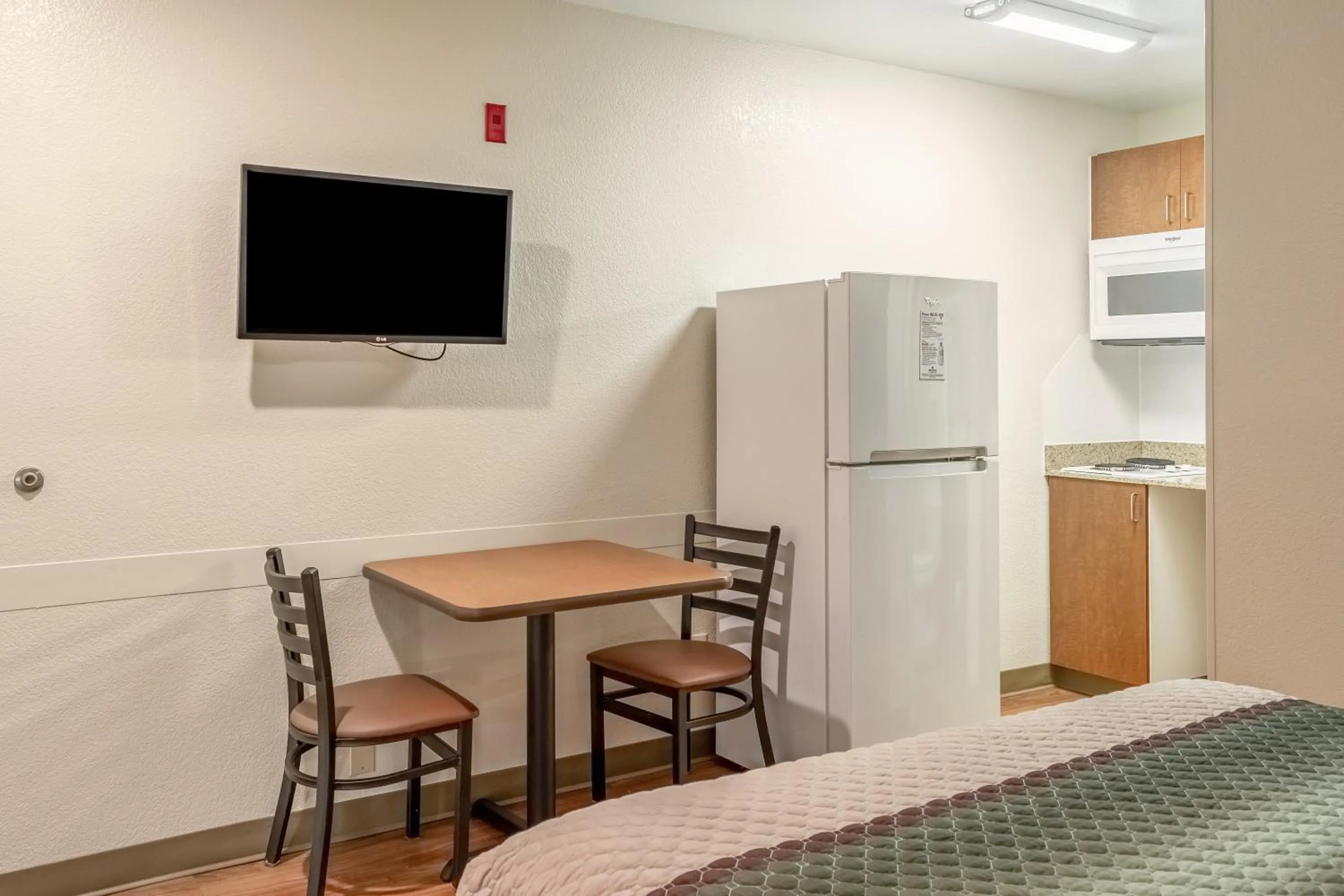 Photo of the whole room in HomeTowne Studios by Red Roof Eugene - Springfield