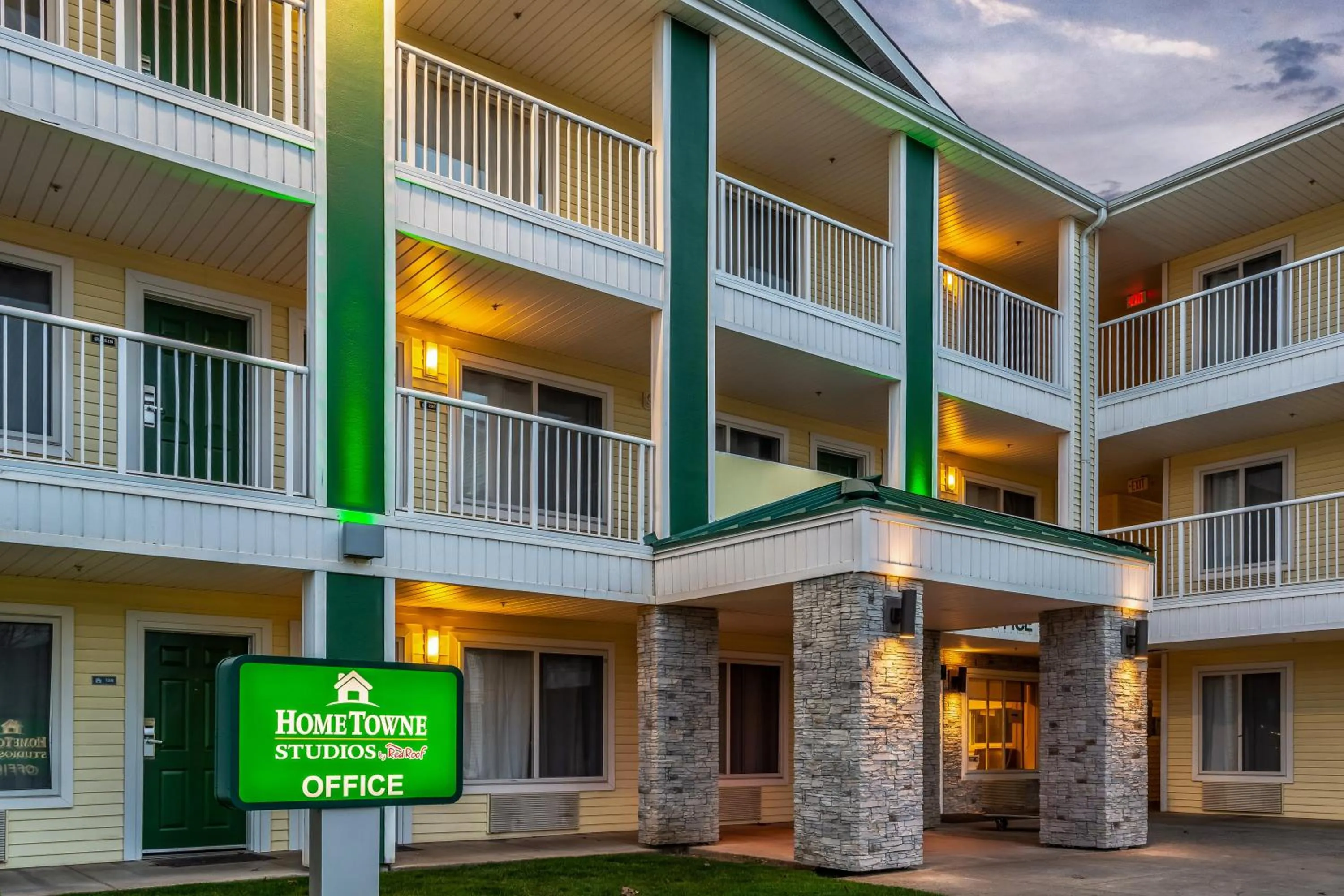 Property building in HomeTowne Studios by Red Roof Eugene - Springfield