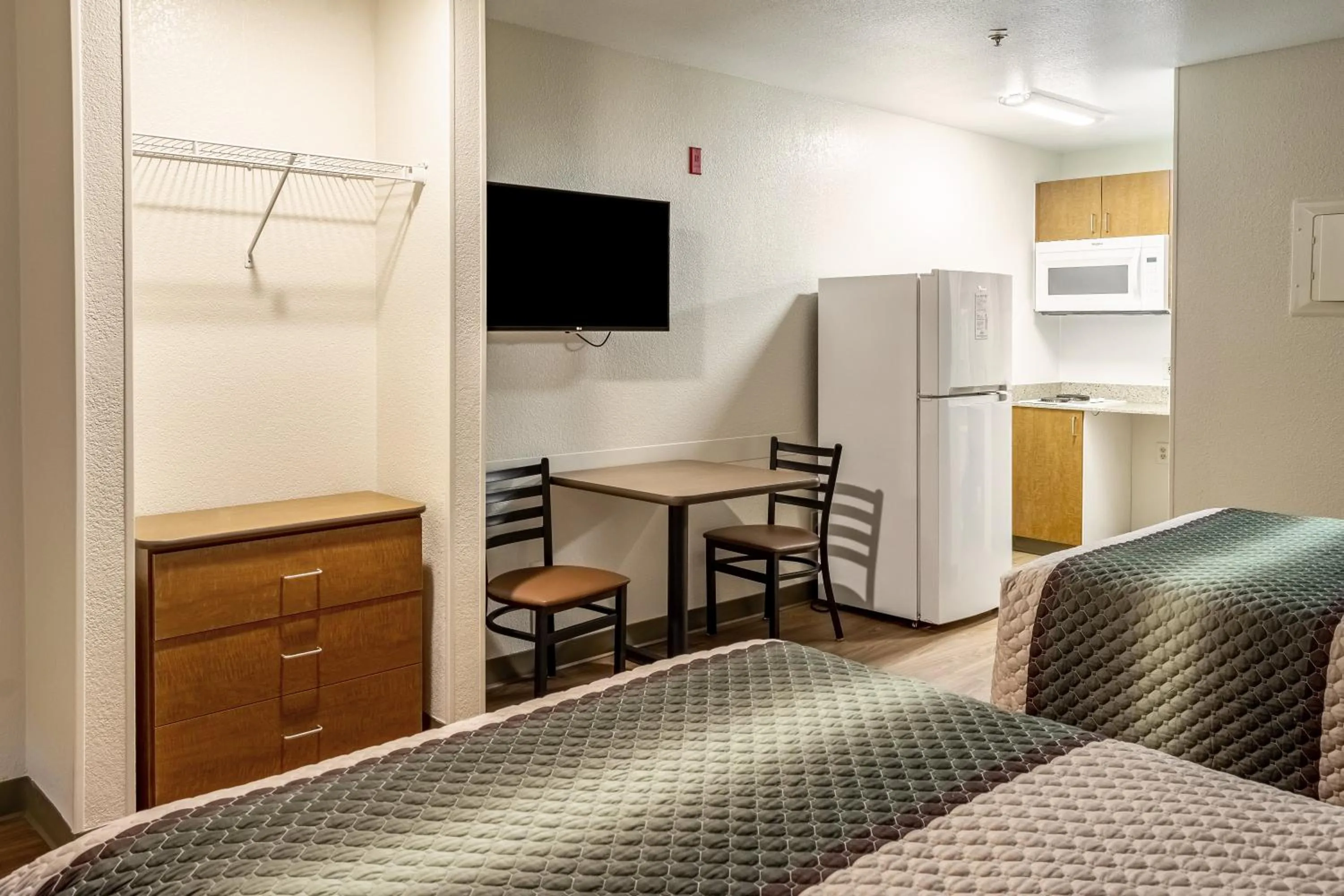 Photo of the whole room, Bed in HomeTowne Studios by Red Roof Eugene - Springfield