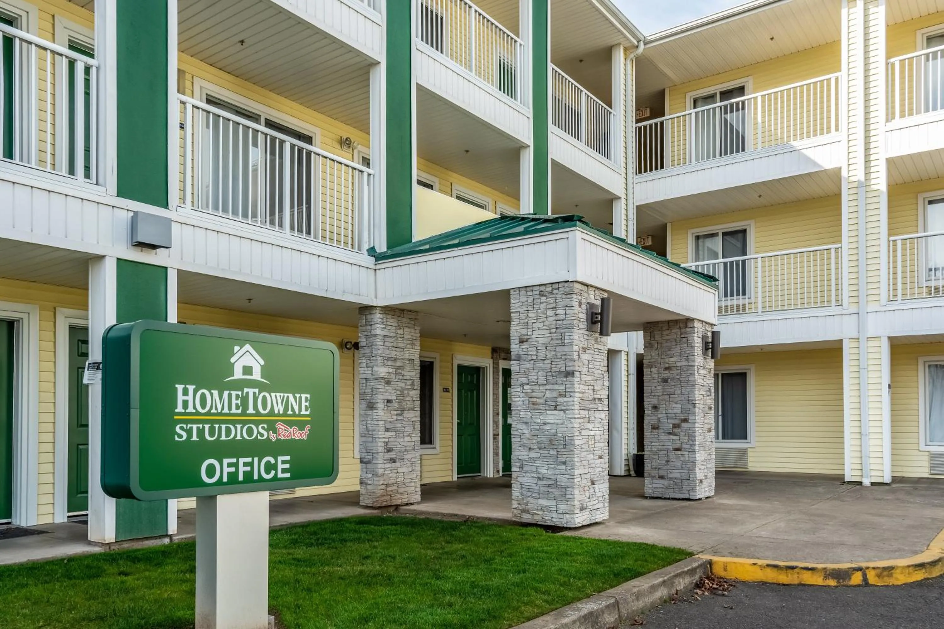 Property building in HomeTowne Studios by Red Roof Eugene - Springfield