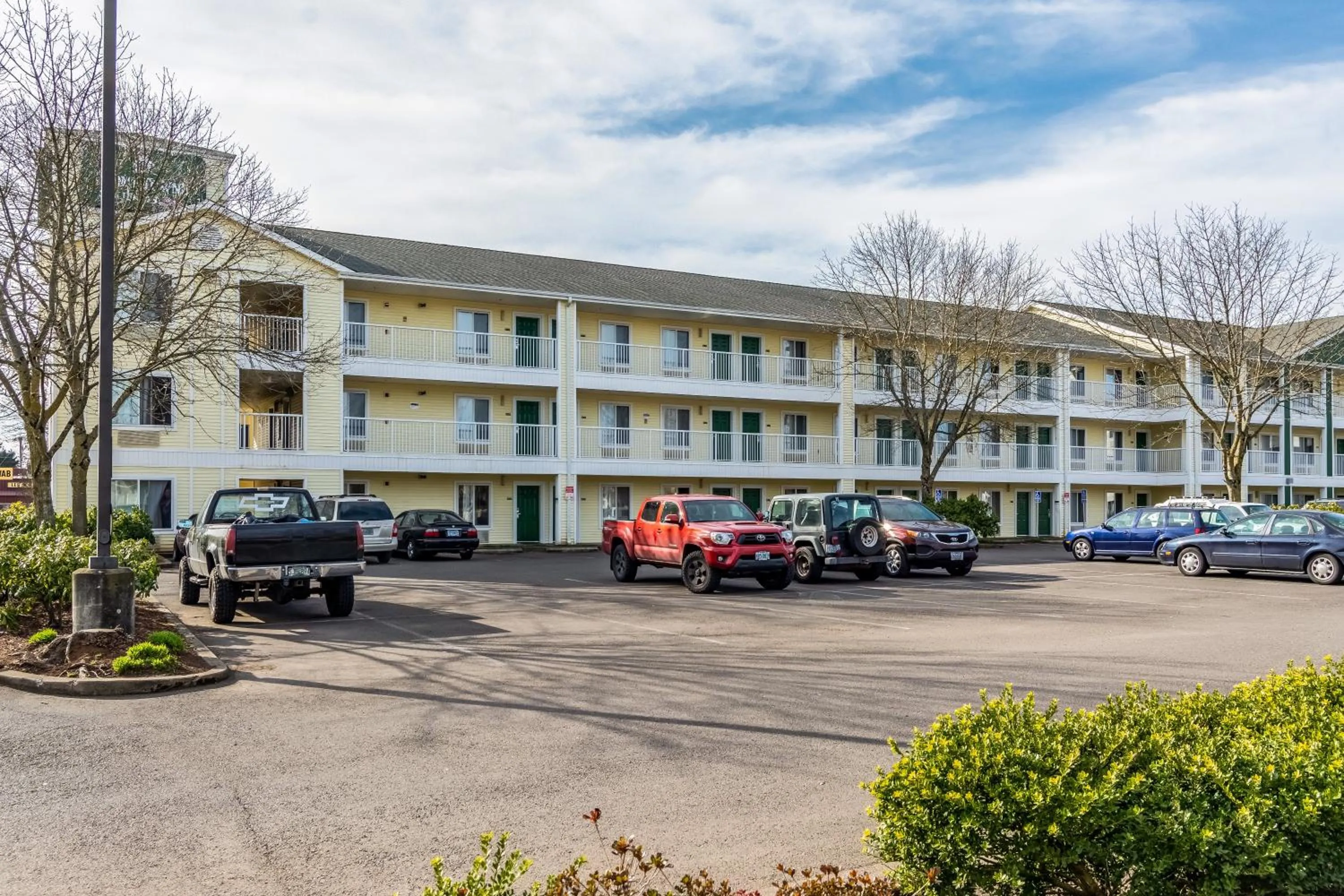 Property building in HomeTowne Studios by Red Roof Eugene - Springfield