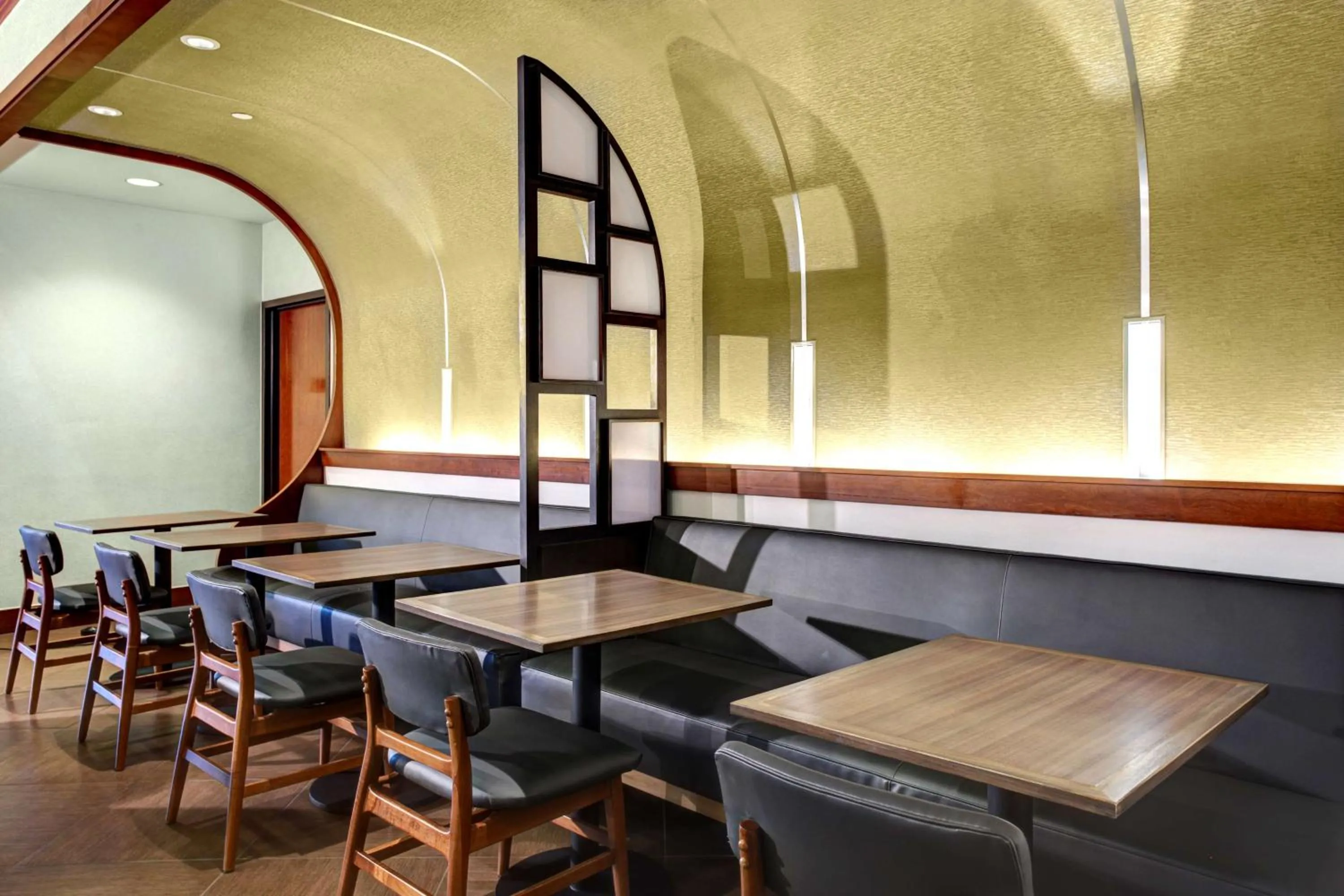 Restaurant/places to eat in Hyatt Place Pittsburgh Airport - Robinson Mall