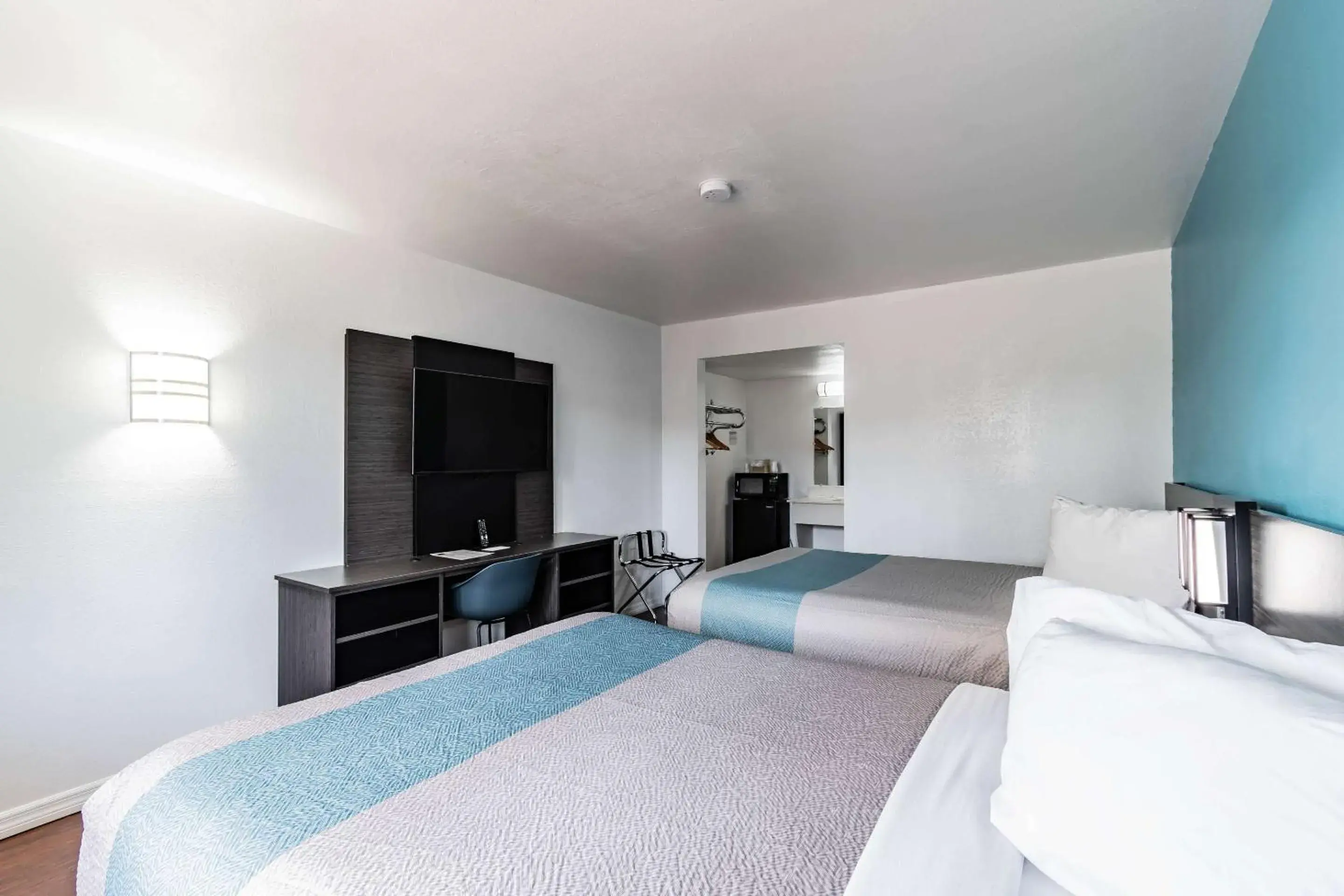 Queen Room with Two Queen Beds - Non-Smoking in Motel 6 Tampa Near Fairgrounds - Casino Queen Room with Two Queen Beds - Non-Smoking in Motel 6 Tampa Near Fairgrounds - Casino