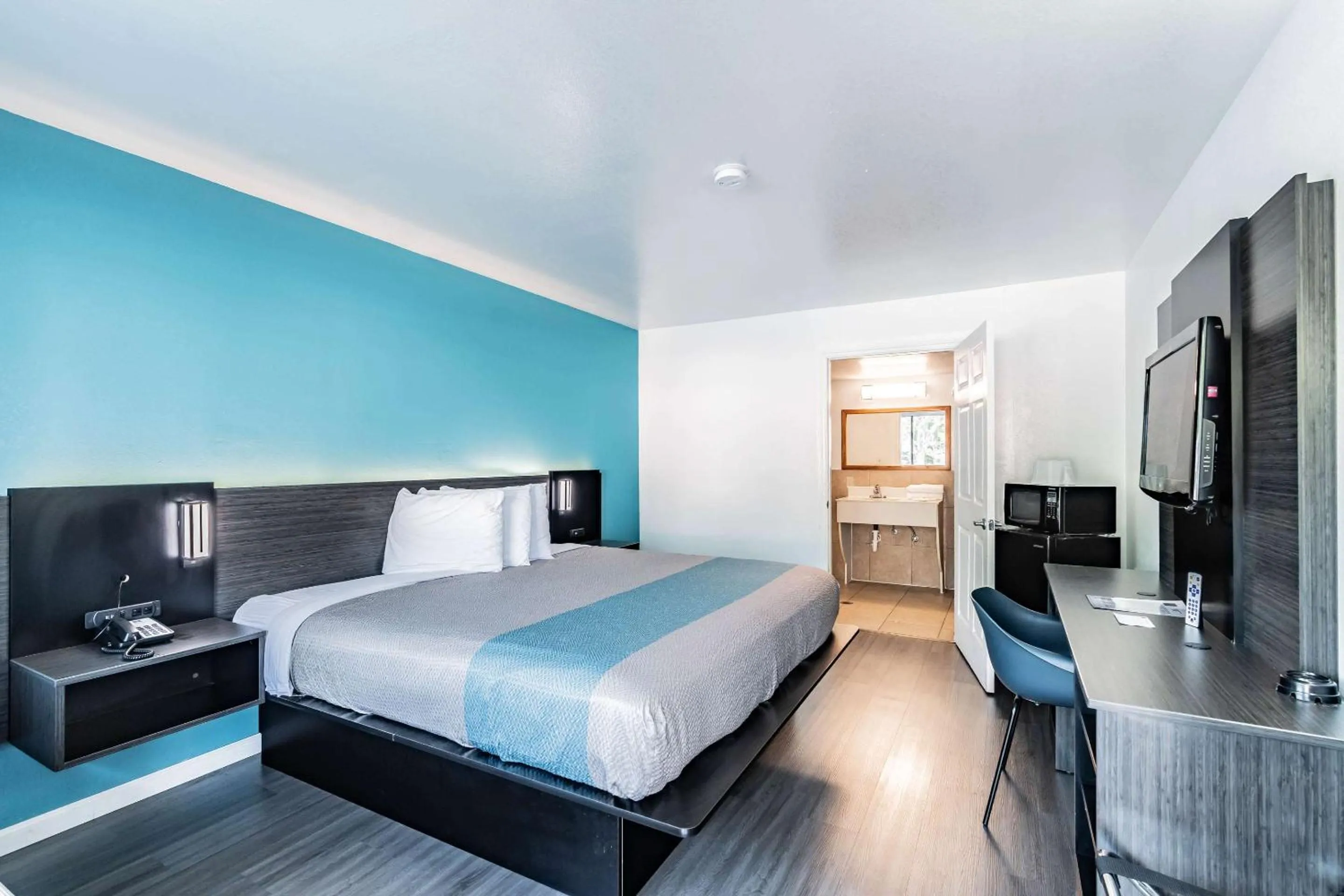 Bed in Motel 6 Tampa Near Fairgrounds - Casino