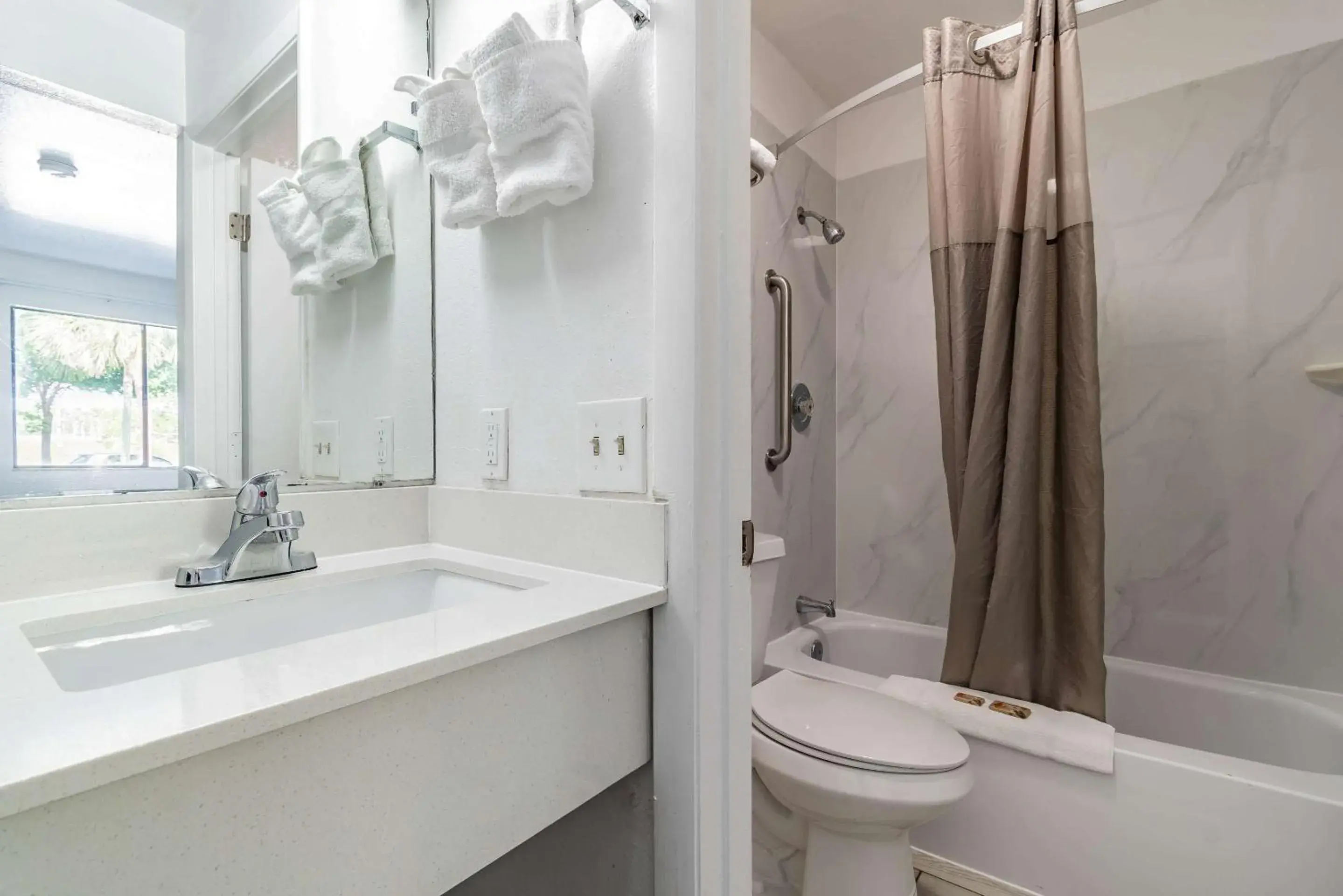 King Room with Roll-in Shower - Disability Access - Non-Smoking in Motel 6 Tampa Near Fairgrounds - Casino King Room with Roll-in Shower - Disability Access - Non-Smoking in Motel 6 Tampa Near Fairgrounds - Casino