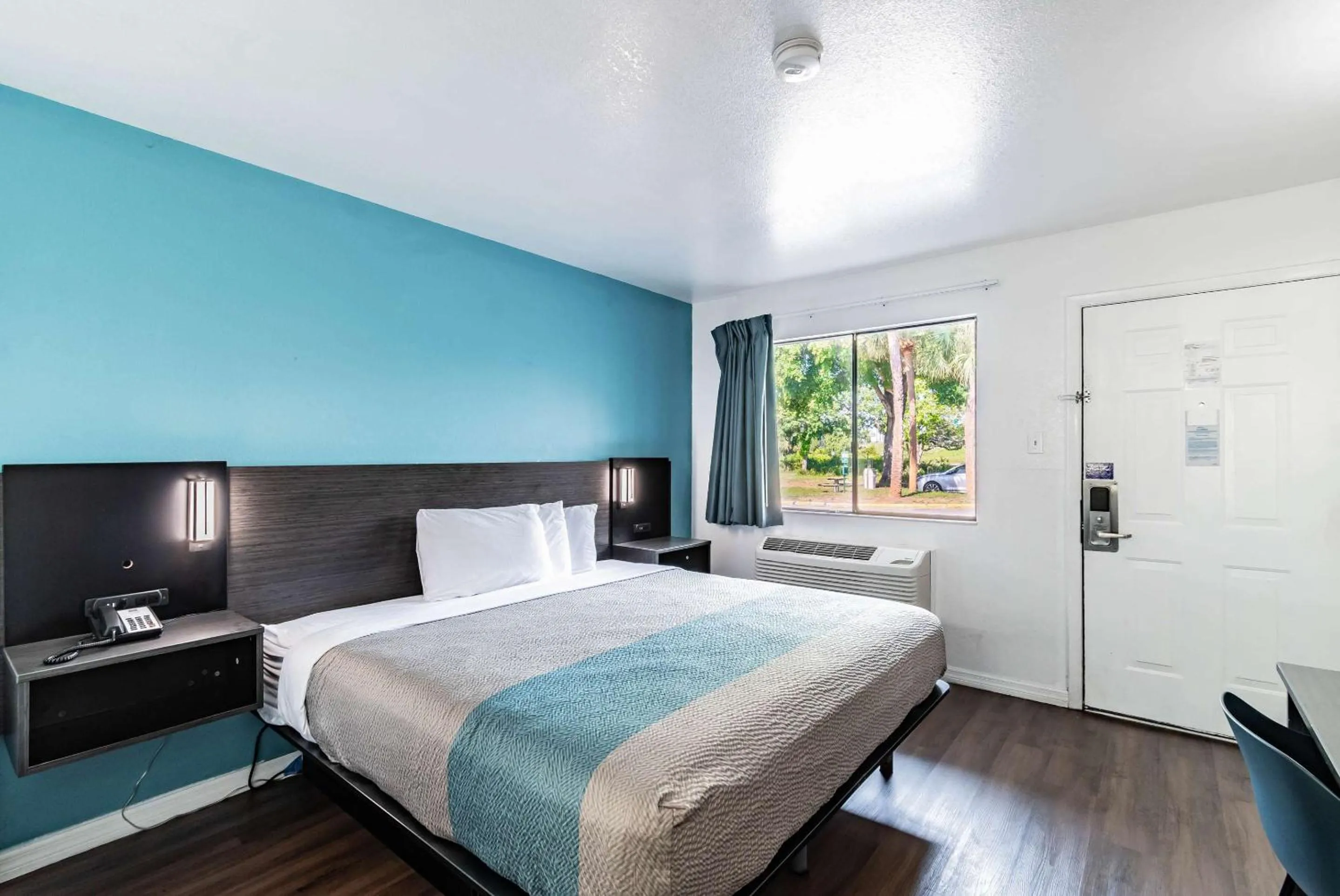 Bed in Motel 6 Tampa Near Fairgrounds - Casino