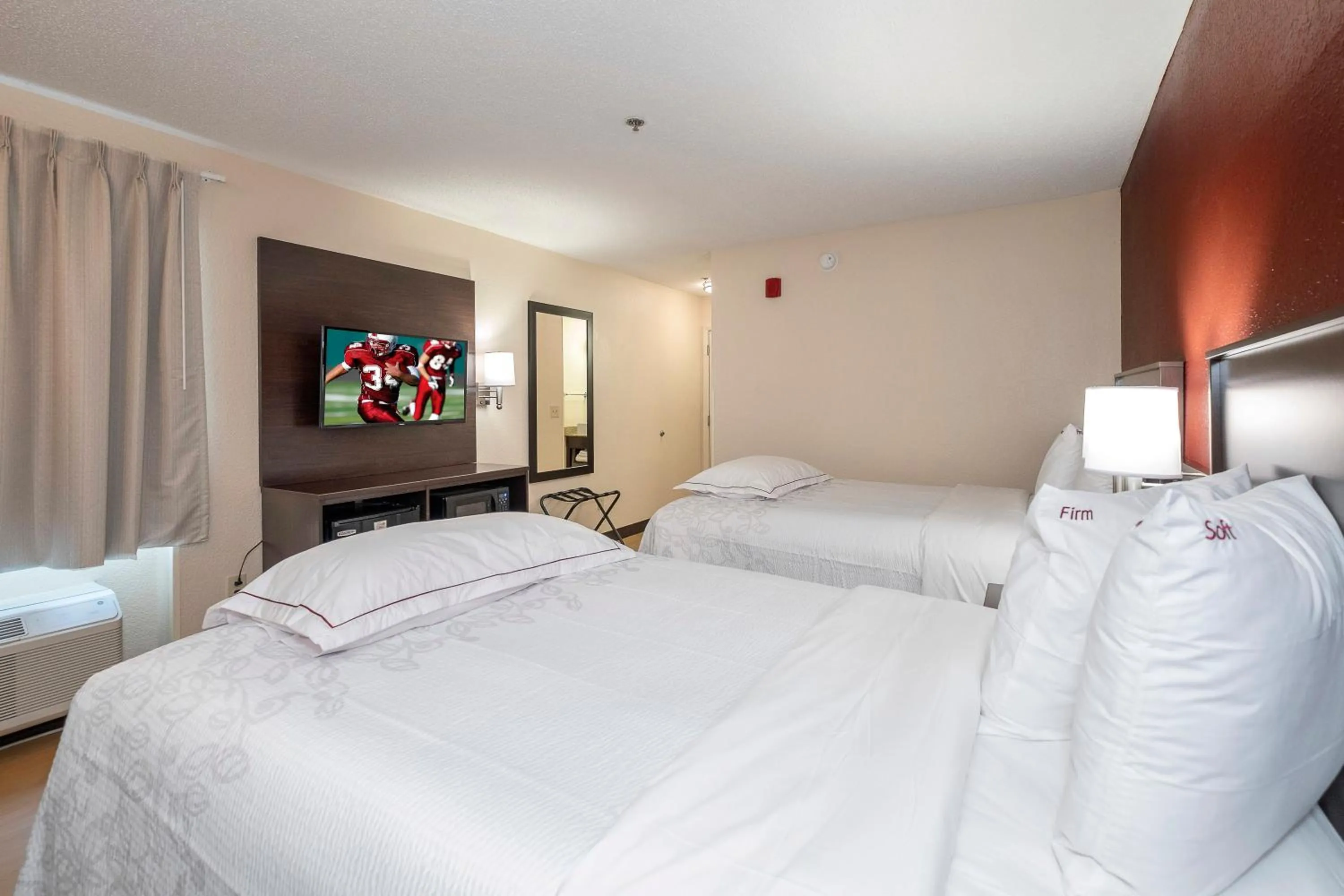 Photo of the whole room, Bed in Red Roof Inn PLUS+ Jacksonville – Southpoint