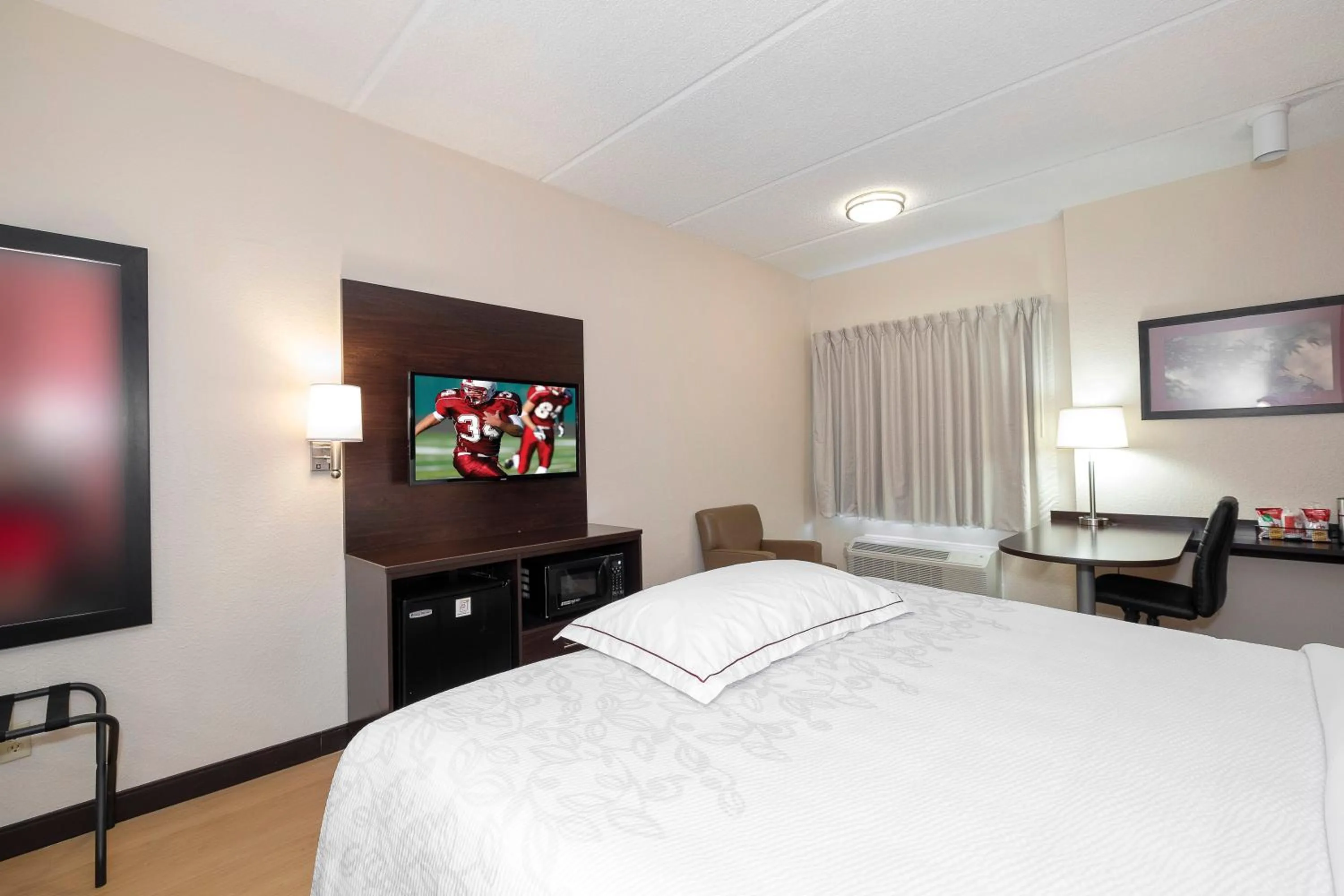 Photo of the whole room, Bed in Red Roof Inn PLUS+ Jacksonville – Southpoint