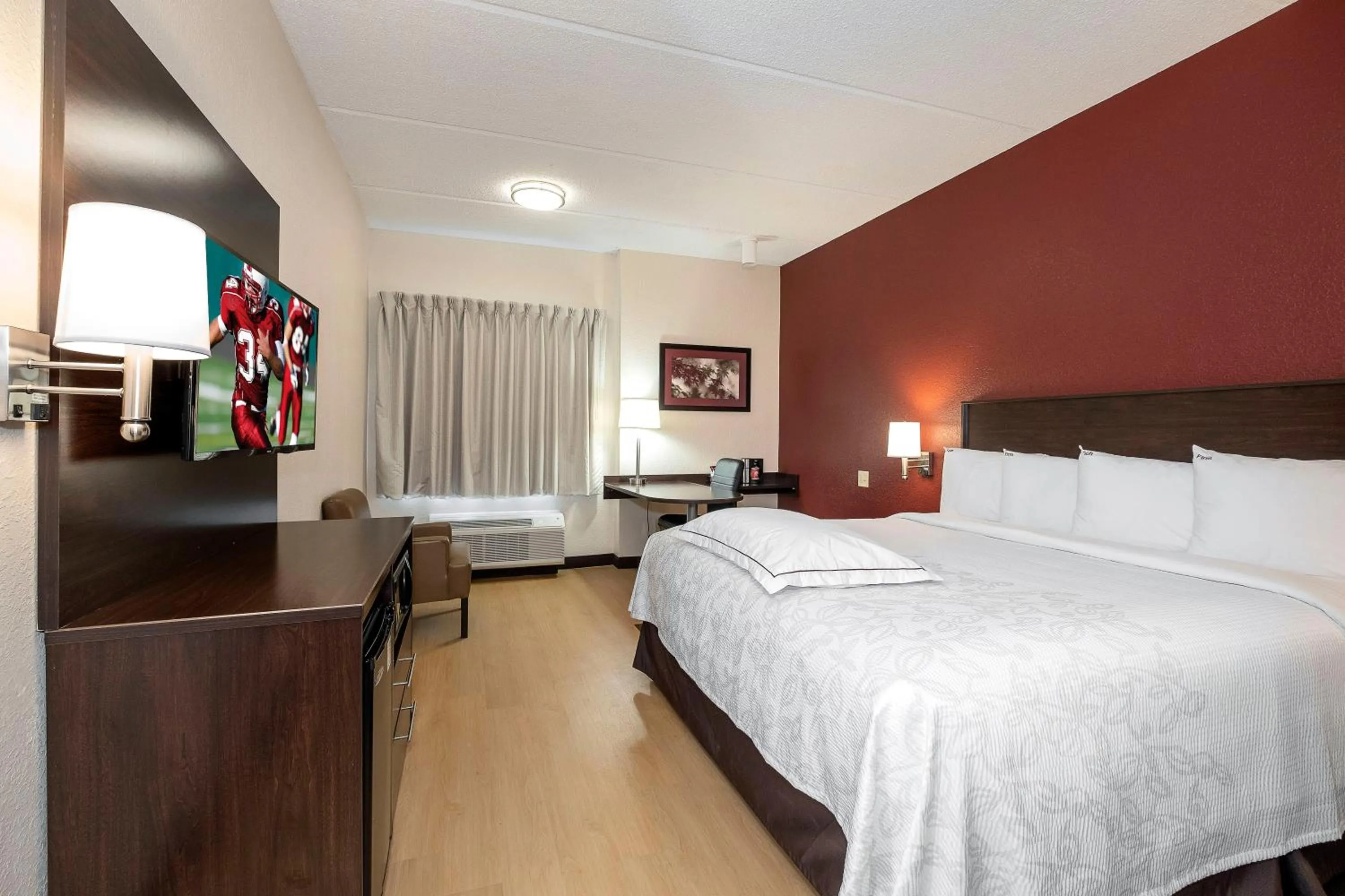 Photo of the whole room, Bed in Red Roof Inn PLUS+ Jacksonville – Southpoint