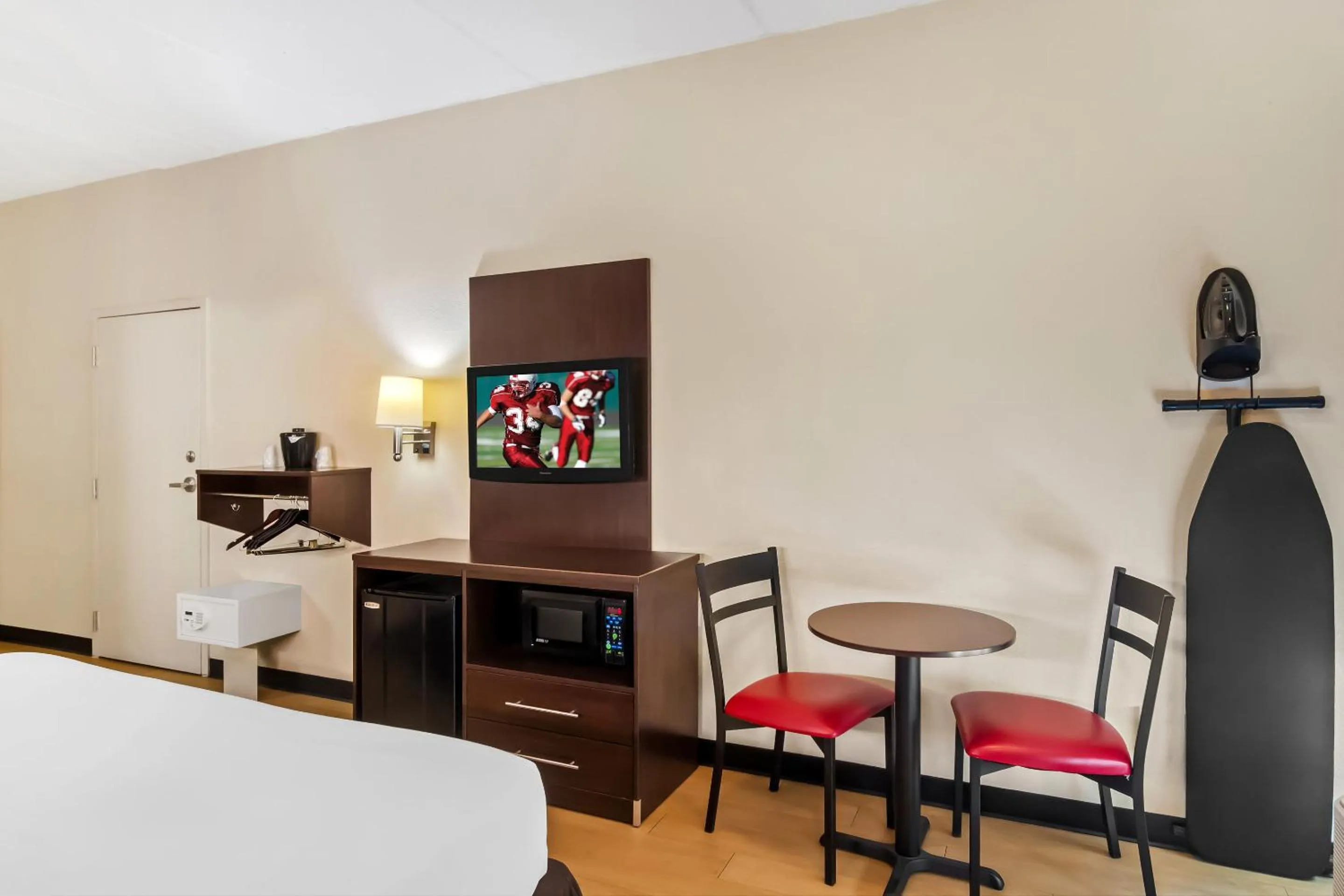 Bedroom, Bed in Red Roof Inn PLUS+ Jacksonville – Southpoint