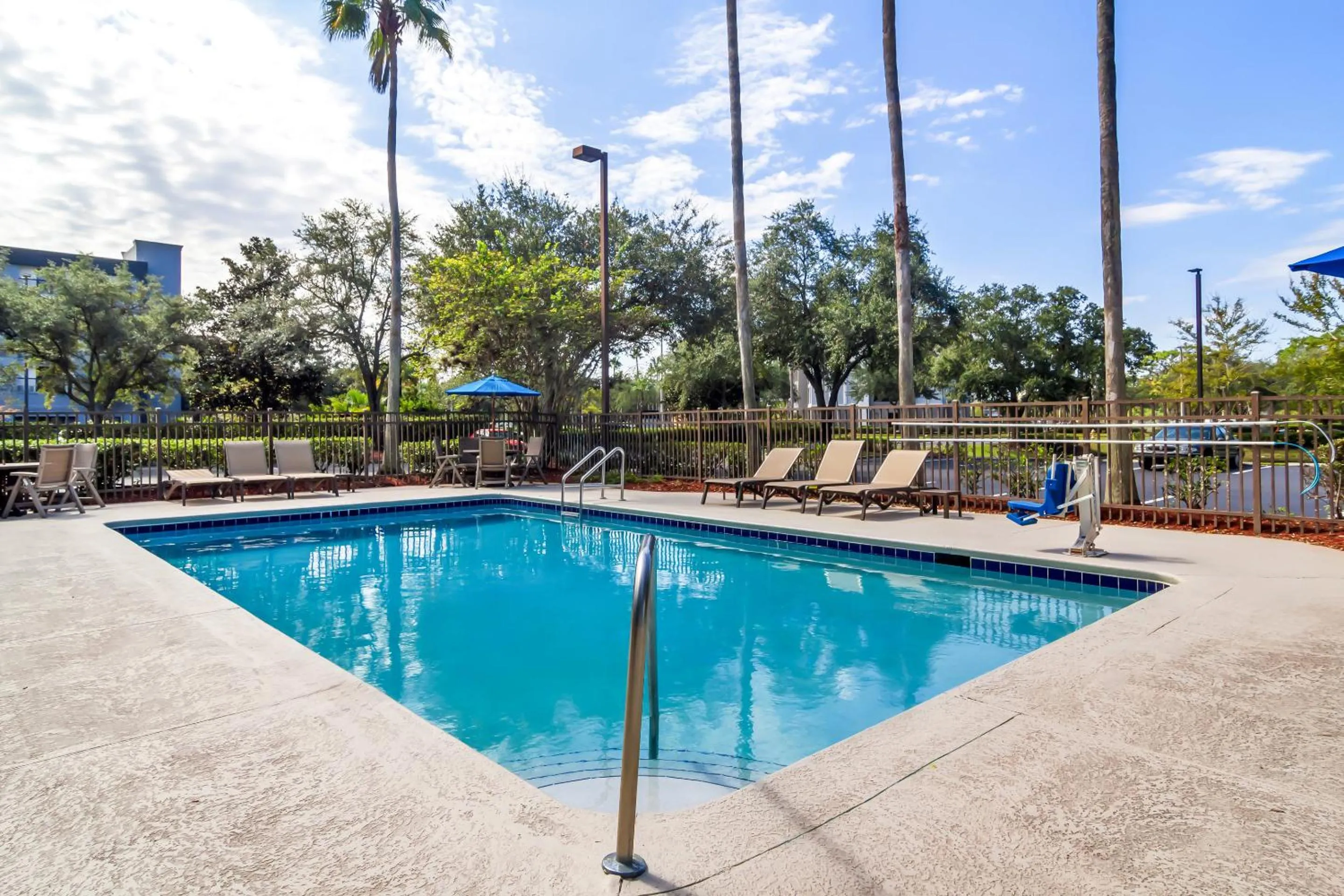 Swimming pool in Red Roof Inn PLUS+ Jacksonville – Southpoint