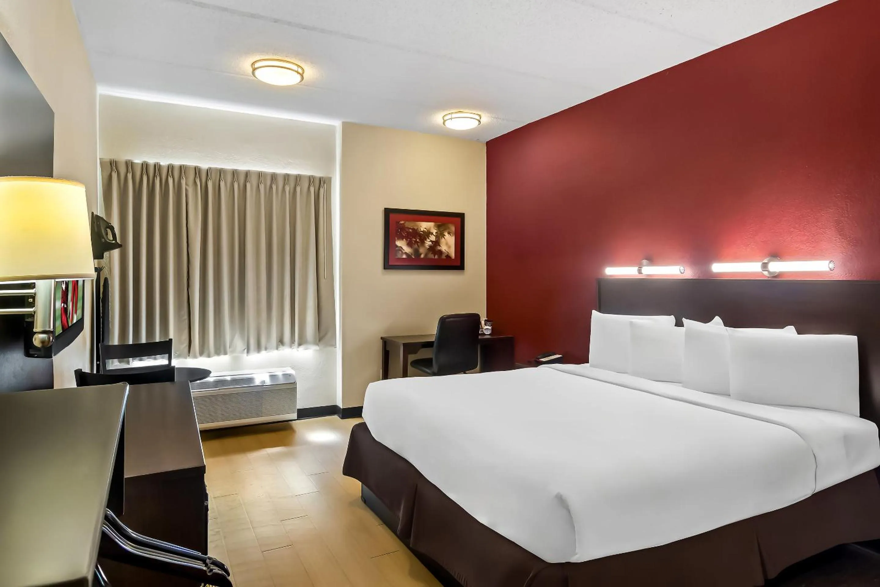 Bedroom, Bed in Red Roof Inn PLUS+ Jacksonville – Southpoint