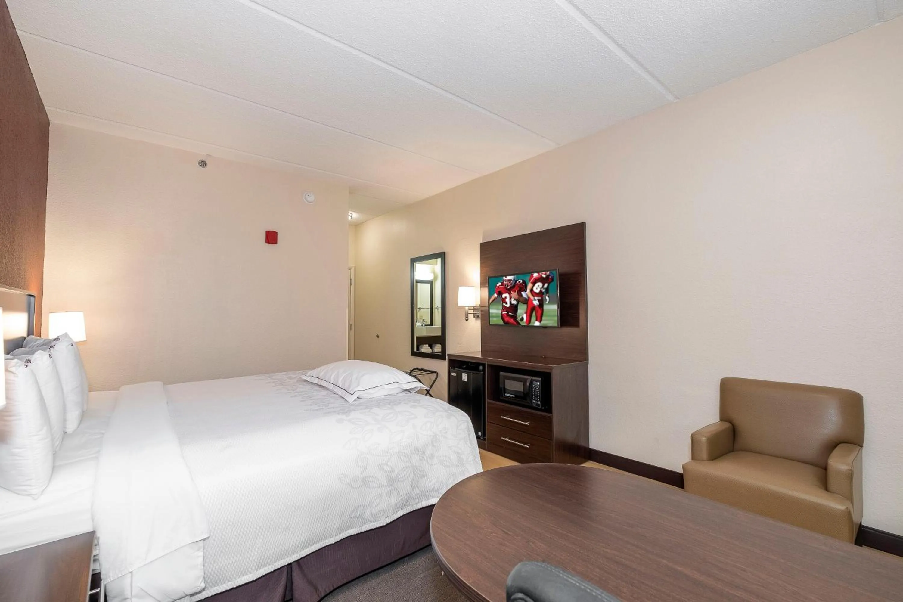 Photo of the whole room, Bed in Red Roof Inn PLUS+ Jacksonville – Southpoint