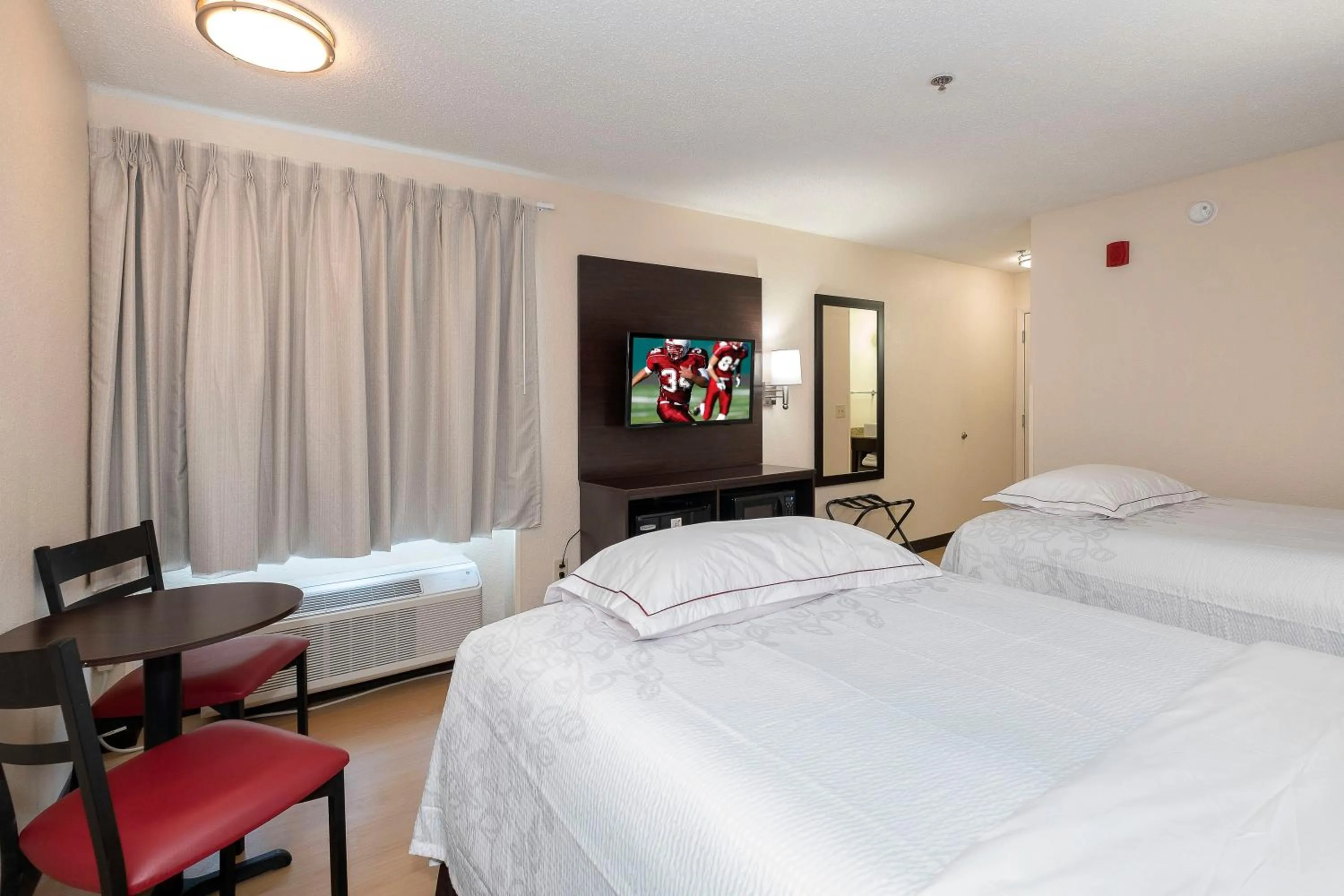 Photo of the whole room, Bed in Red Roof Inn PLUS+ Jacksonville – Southpoint