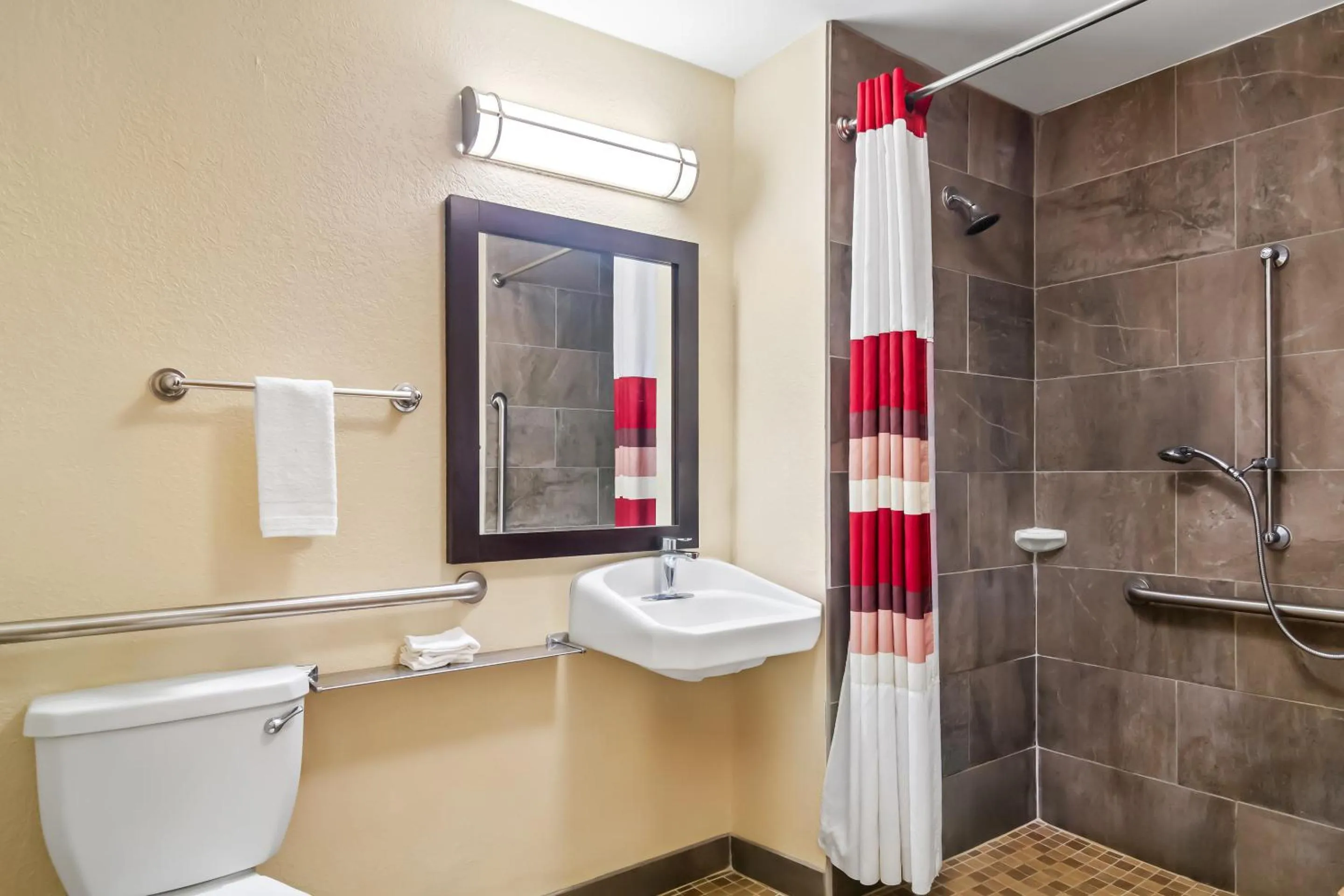 Bedroom in Red Roof Inn PLUS+ Jacksonville – Southpoint