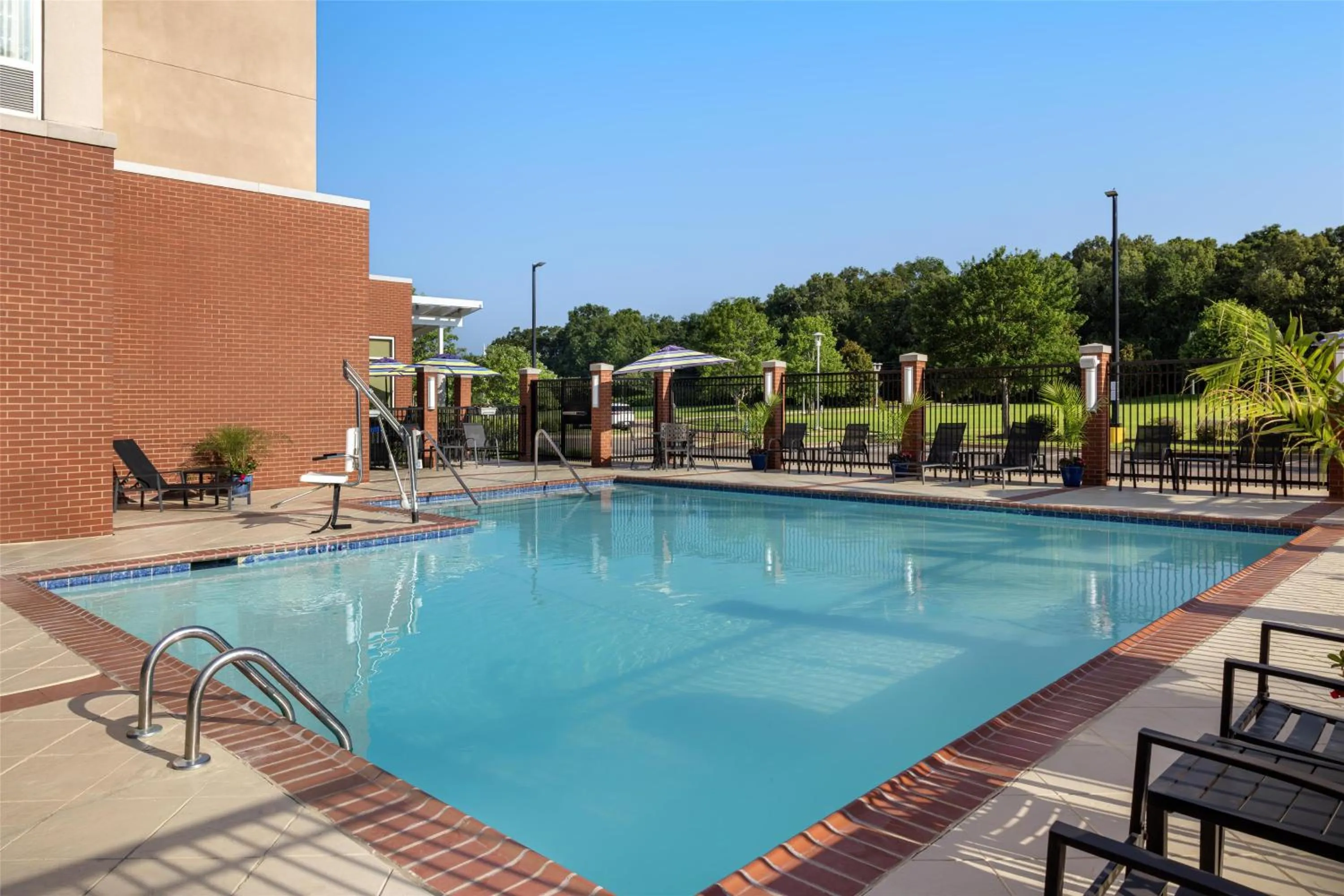 Swimming pool in Hyatt Place Memphis Germantown
