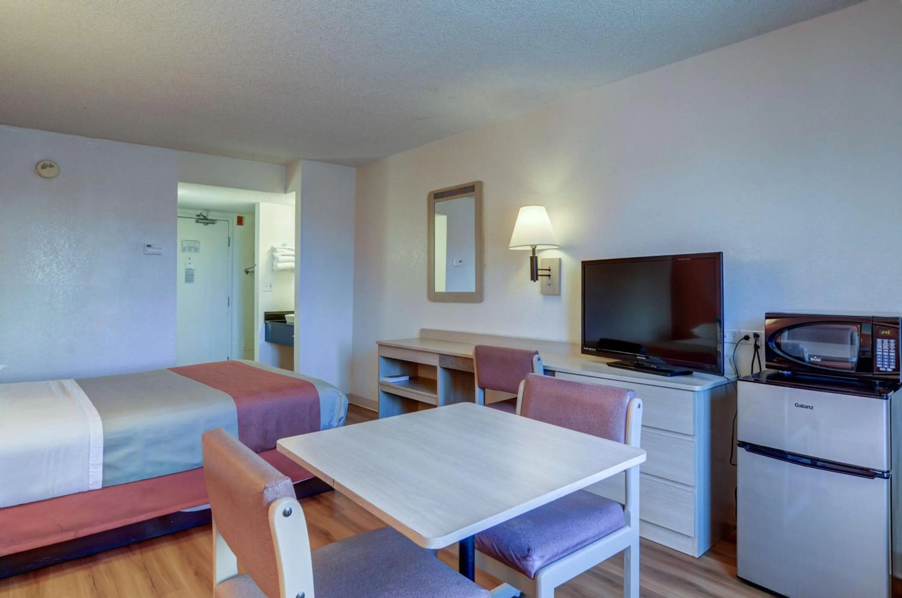 Bedroom, Bed in Motel 6-Greenwood Village, CO - Denver - South Tech Center