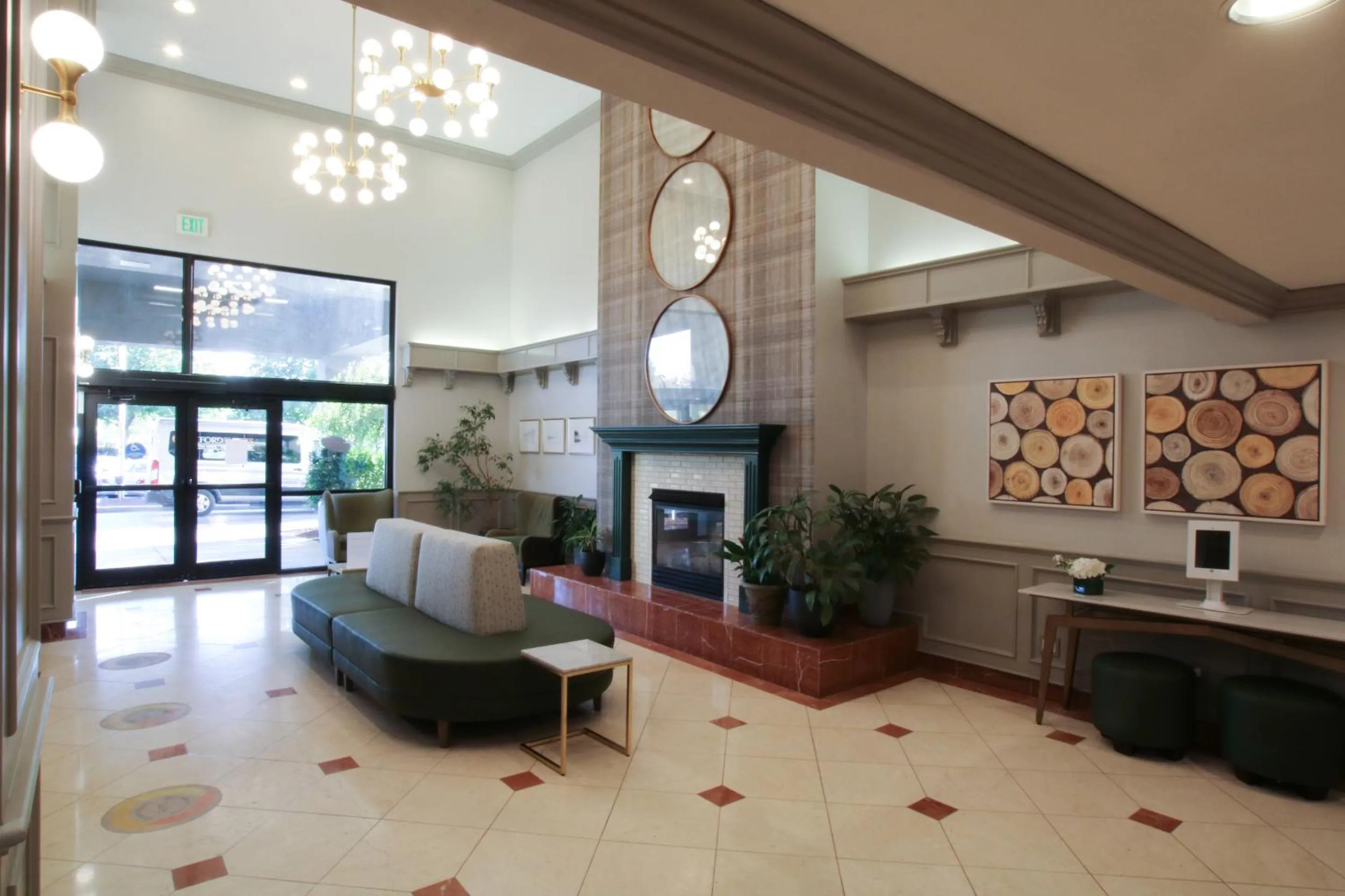 Lobby or reception in Oxford Suites Spokane Valley