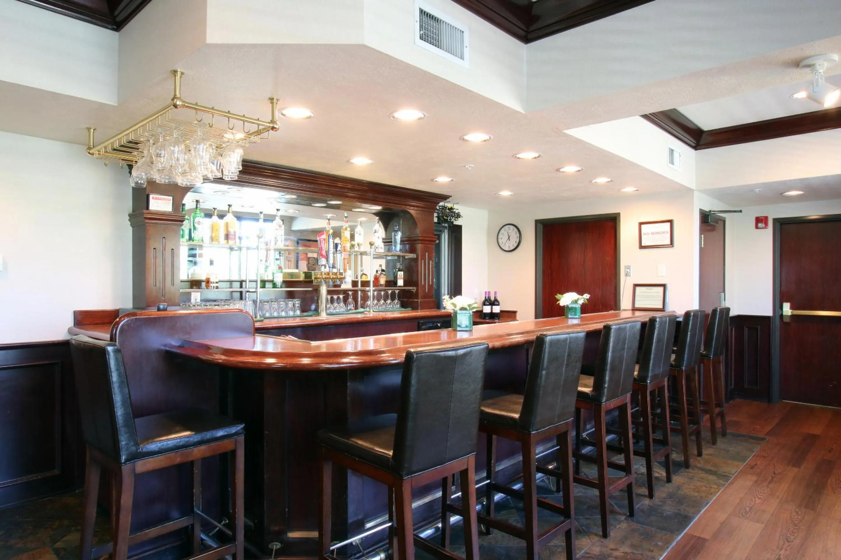 Lounge or bar in Oxford Suites Spokane Valley