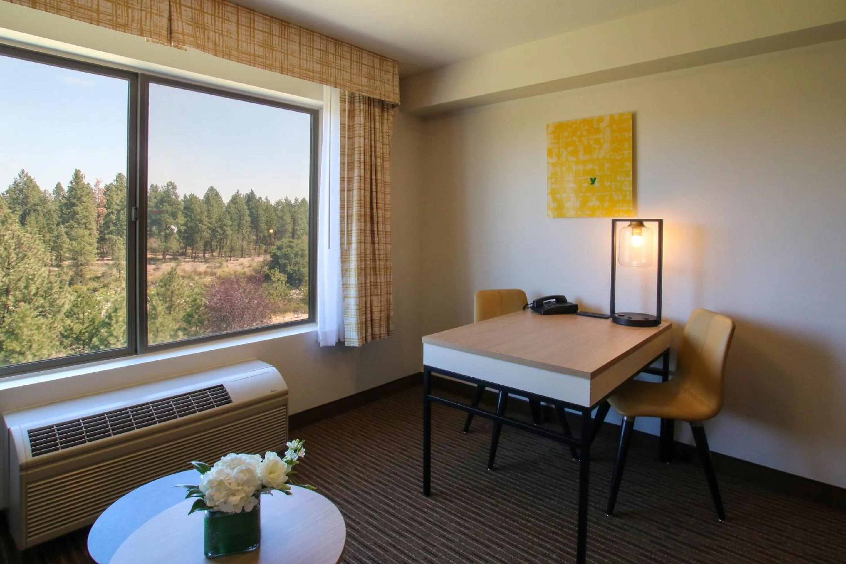 Seating area in Oxford Suites Spokane Valley