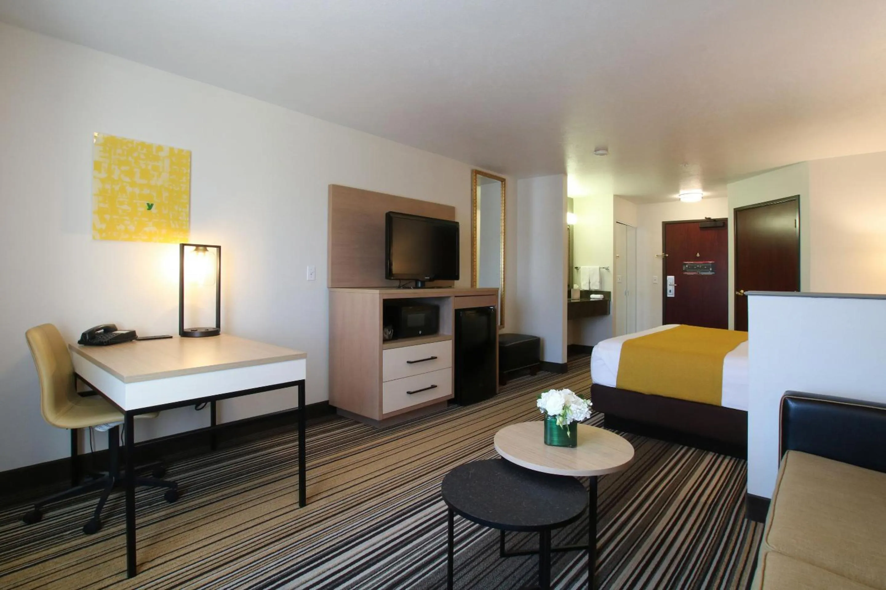 TV and multimedia in Oxford Suites Spokane Valley