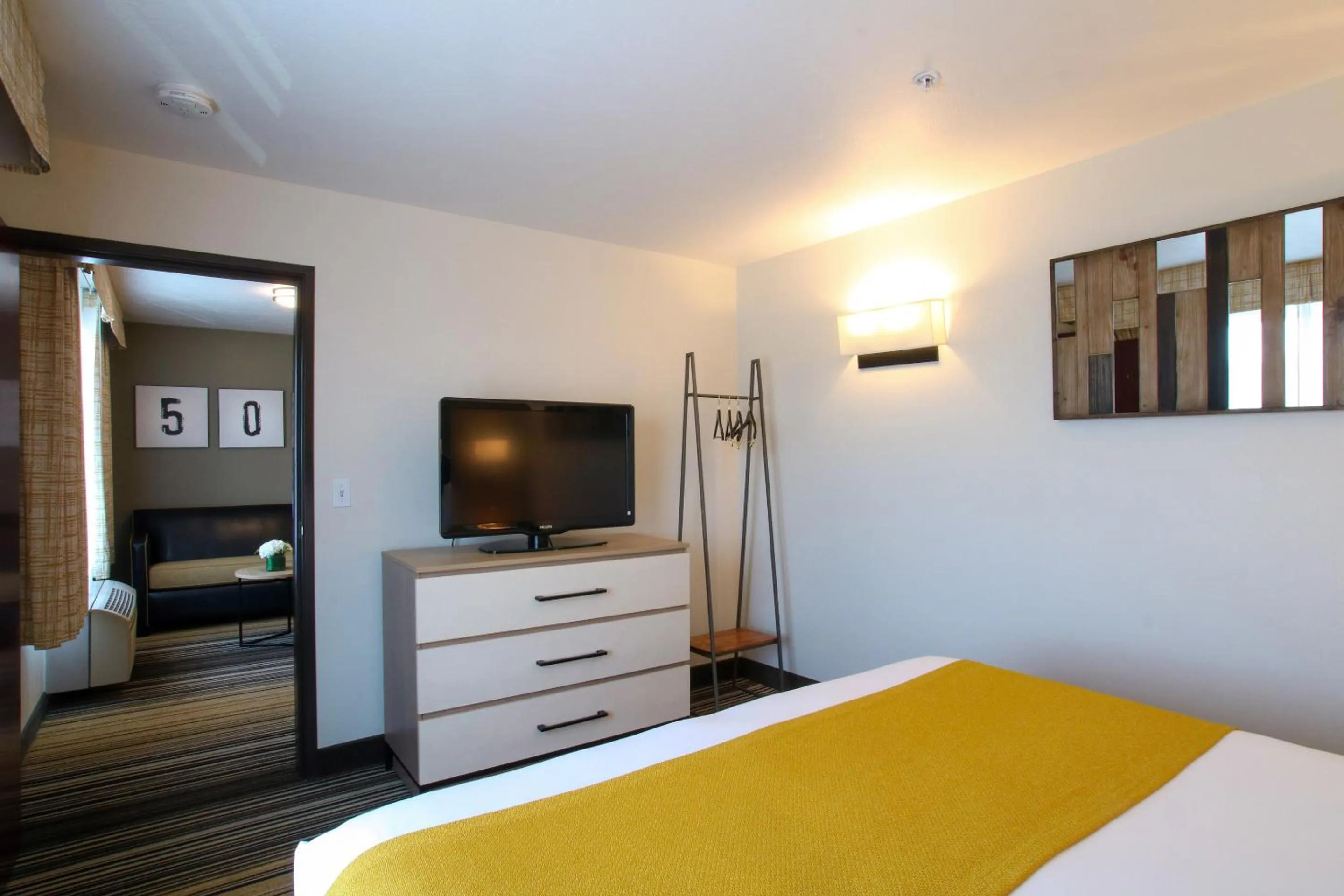 TV and multimedia, Bed in Oxford Suites Spokane Valley