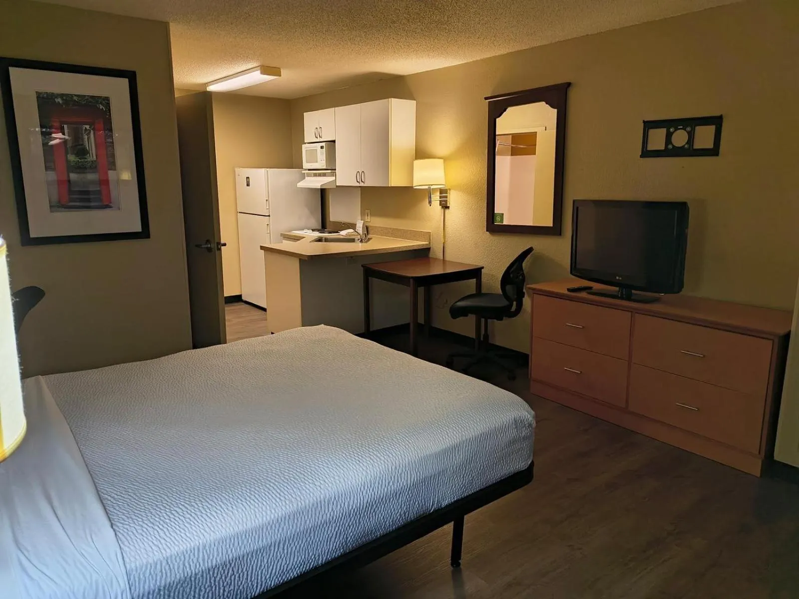 Bed in Extended Stay America Suites - Chicago - Schaumburg - I-90