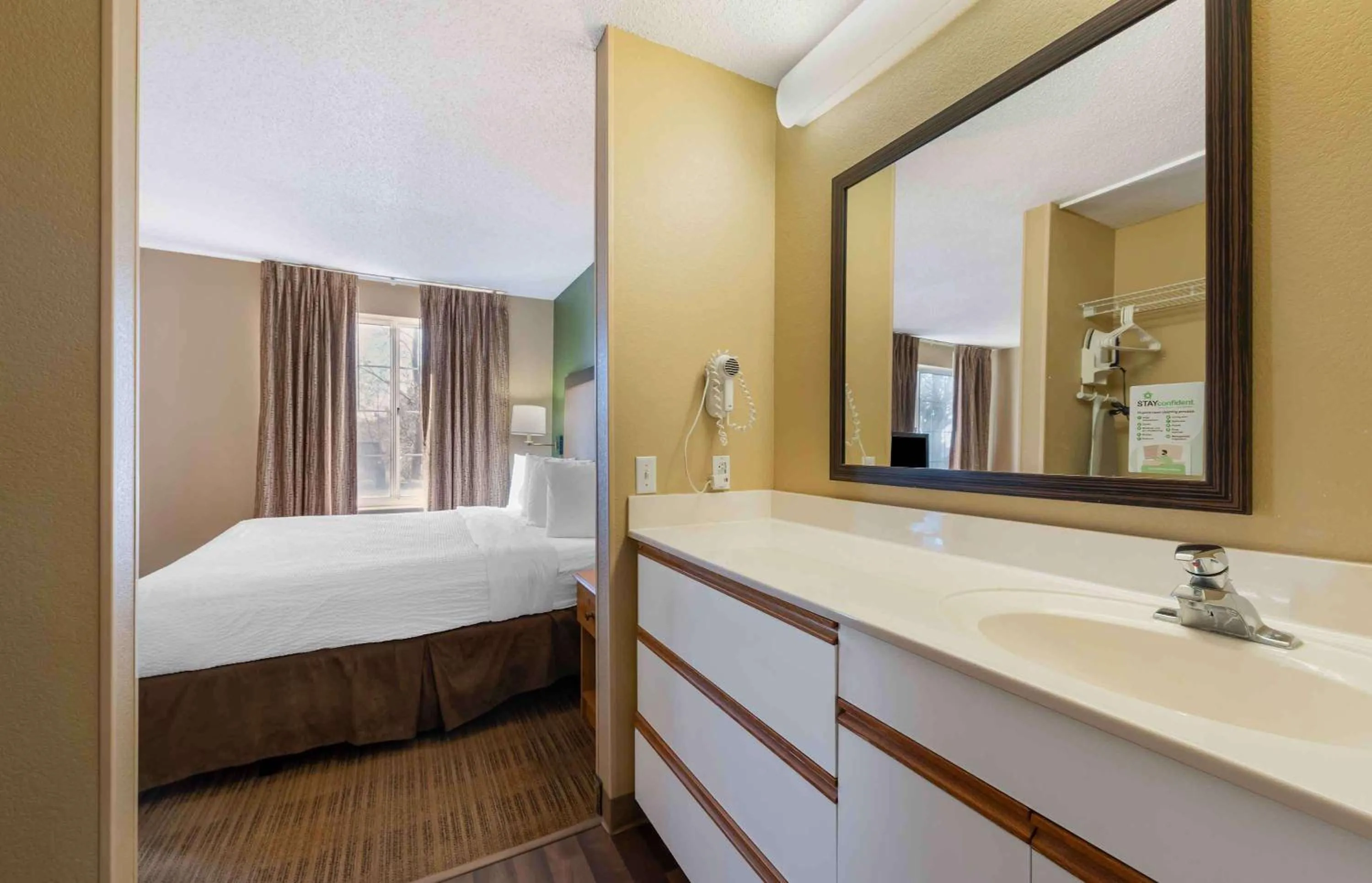 Bedroom, Bed in Extended Stay America Suites - Minneapolis - Airport - Eagan - North