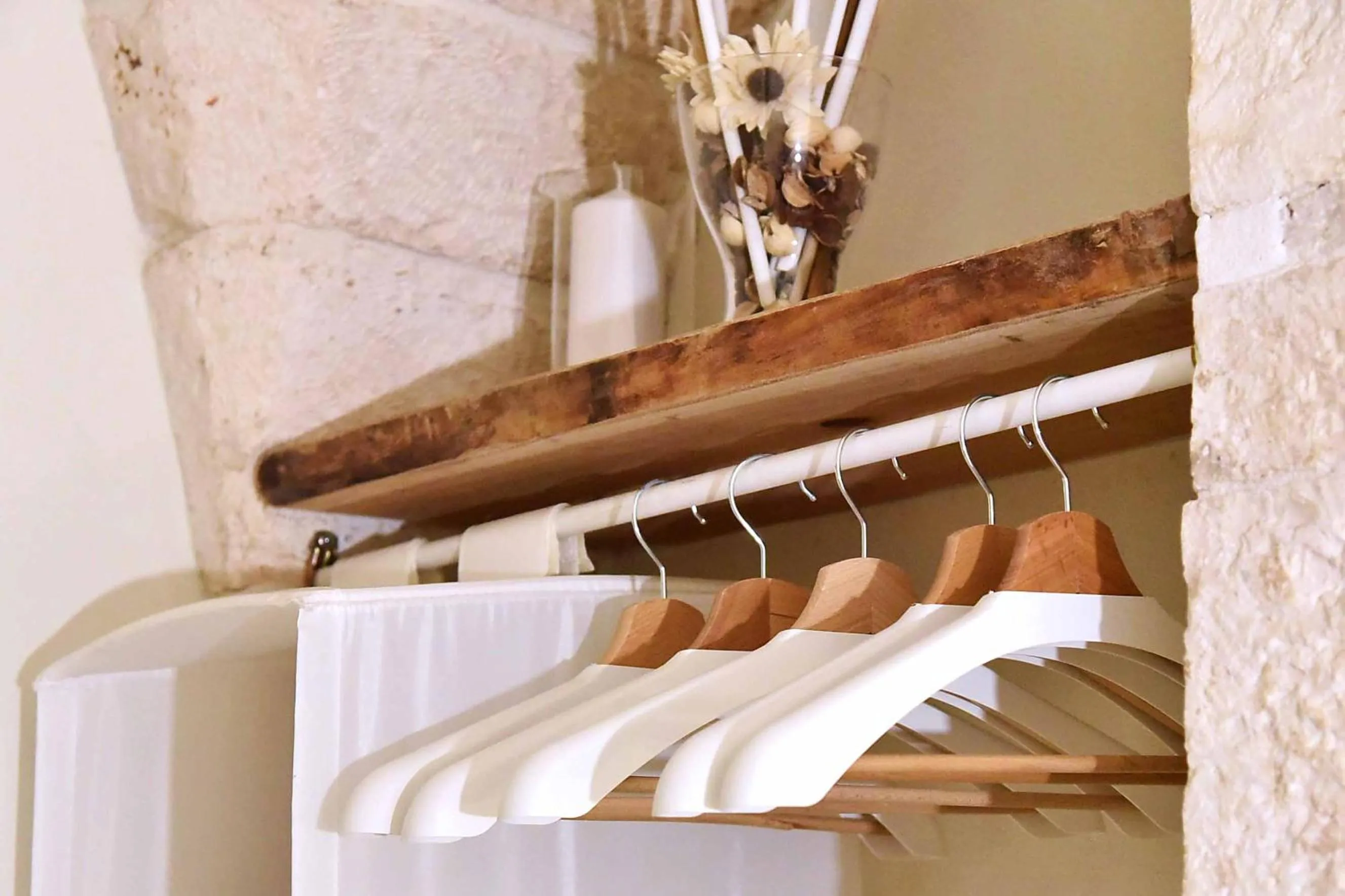 Decorative detail in l'angolo di Gaudì, alcoba Blanca