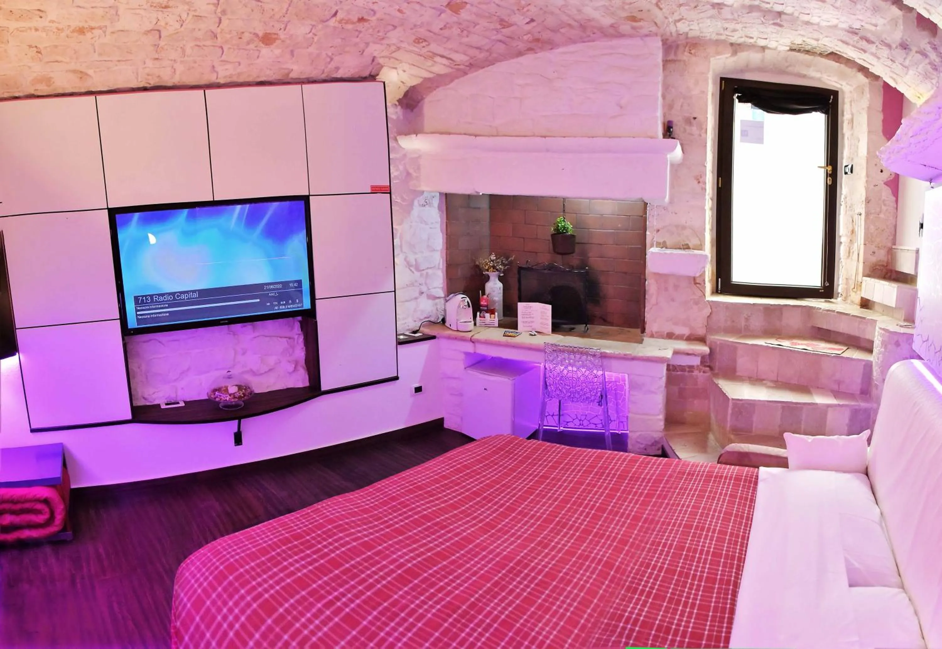 TV and multimedia, Bed in l'angolo di Gaudì, alcoba Capriccio