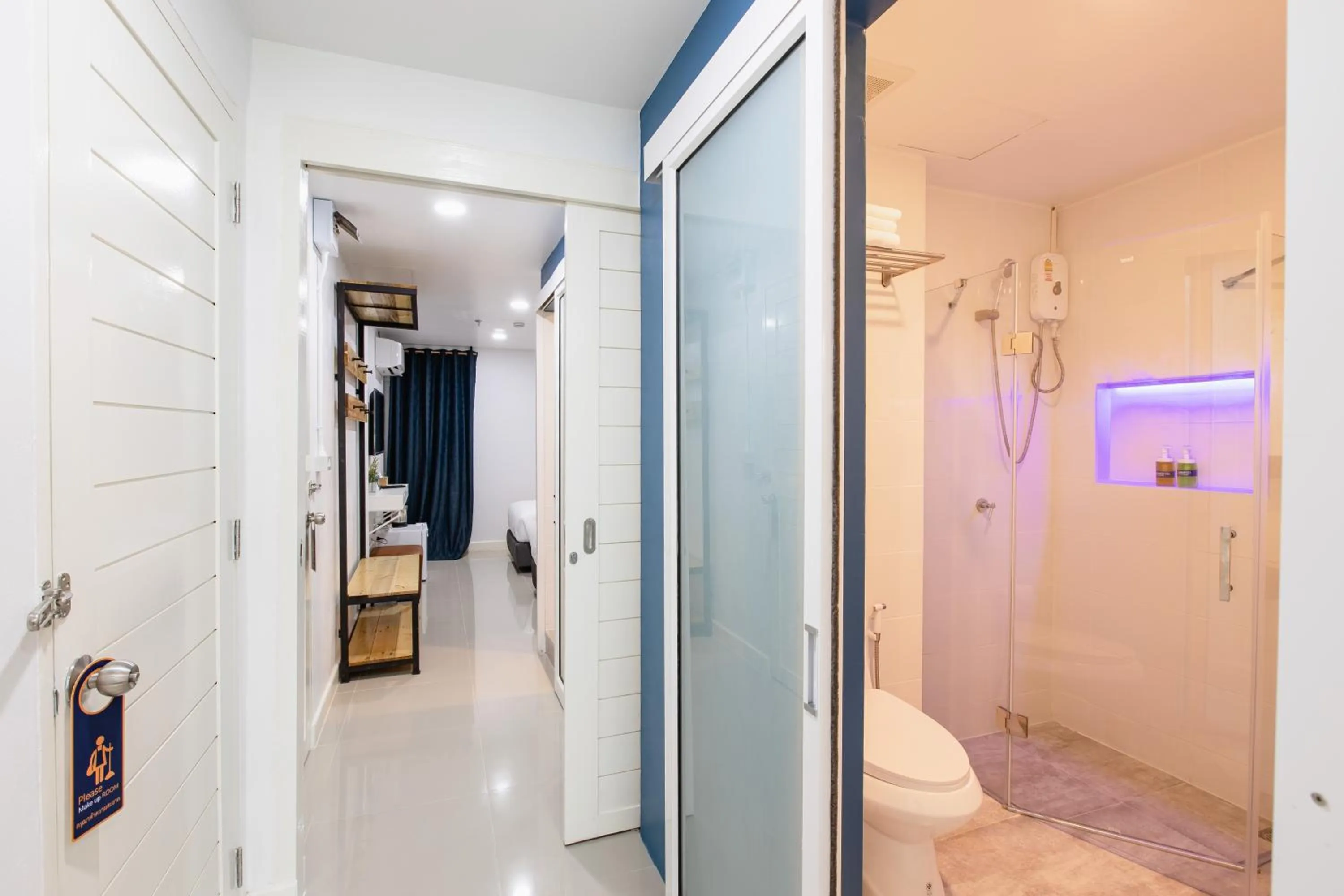 Shower, Bed in Every Surawong