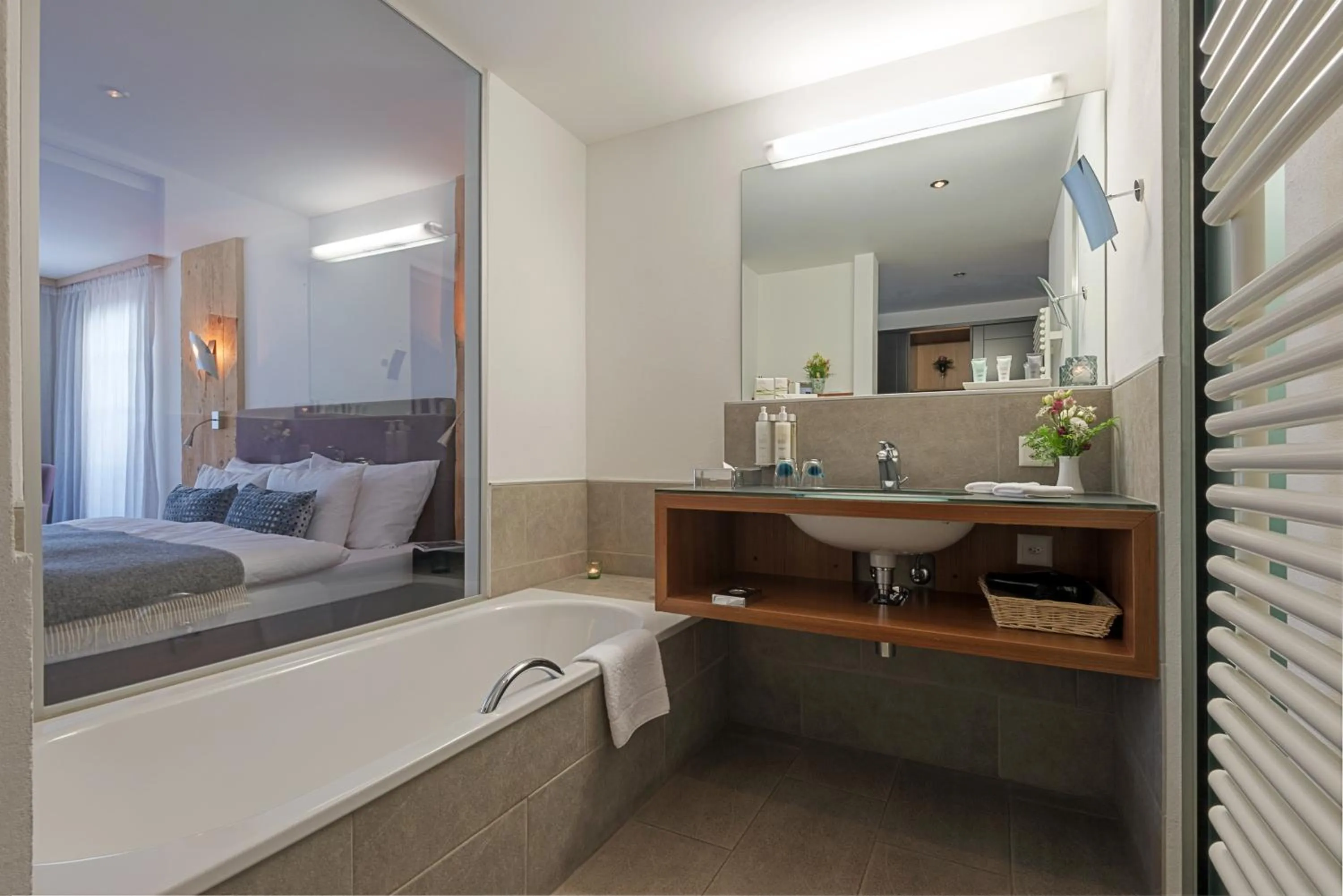 Bathroom, Bed in Mirabeau Alpine