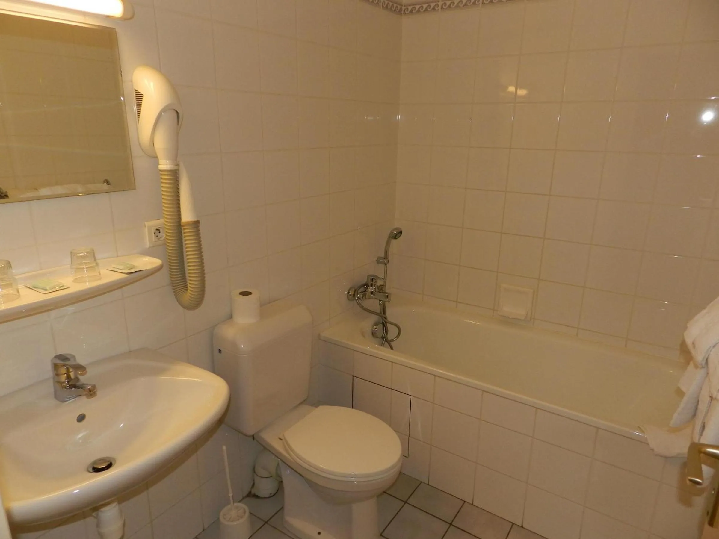 Toilet in Hôtel Gloria & Avenue