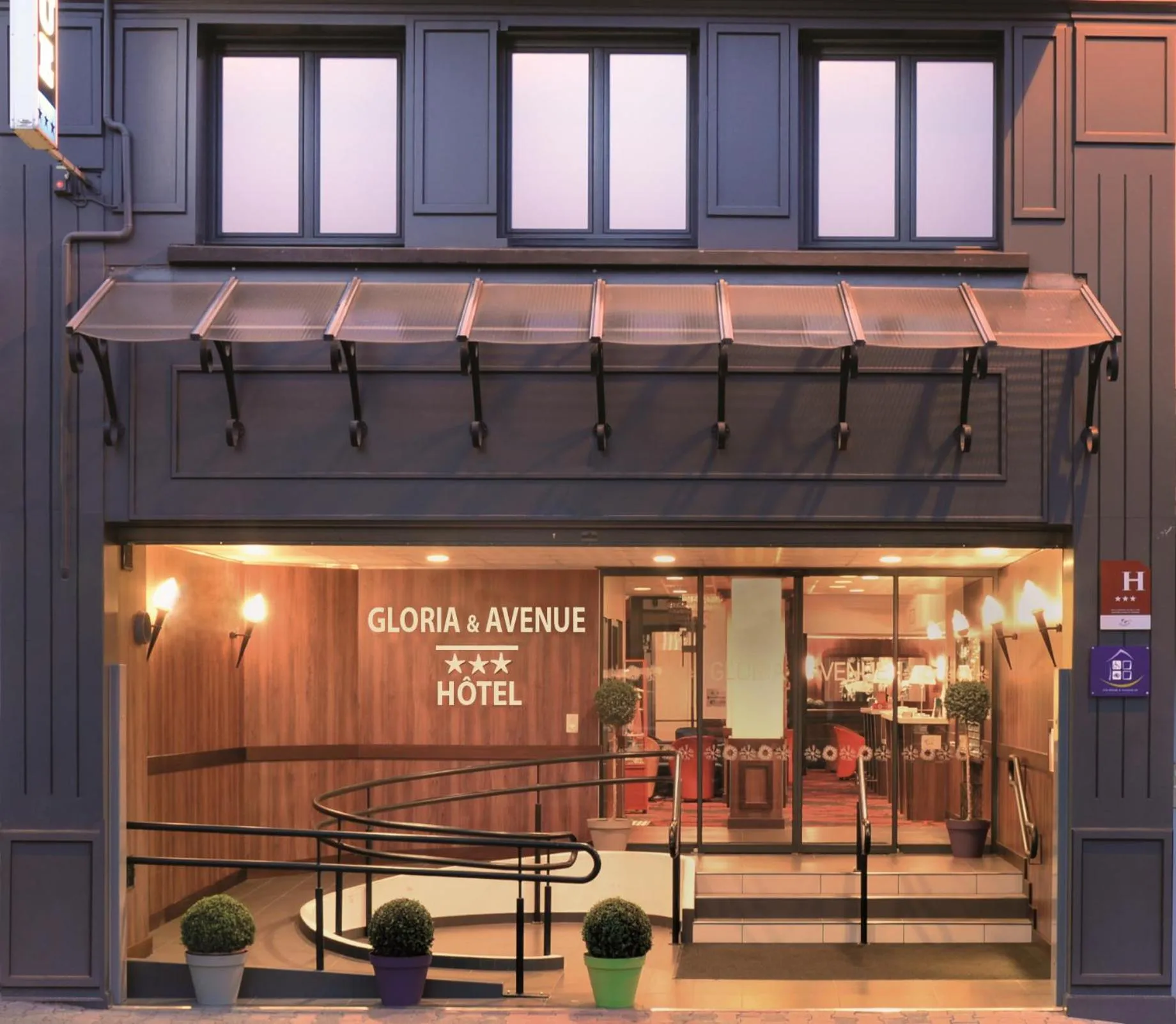 Property building in Hôtel Gloria & Avenue