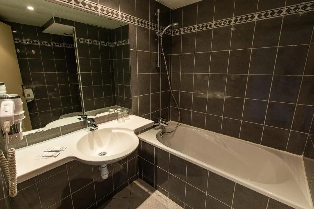 Toilet in Hôtel Gloria & Avenue