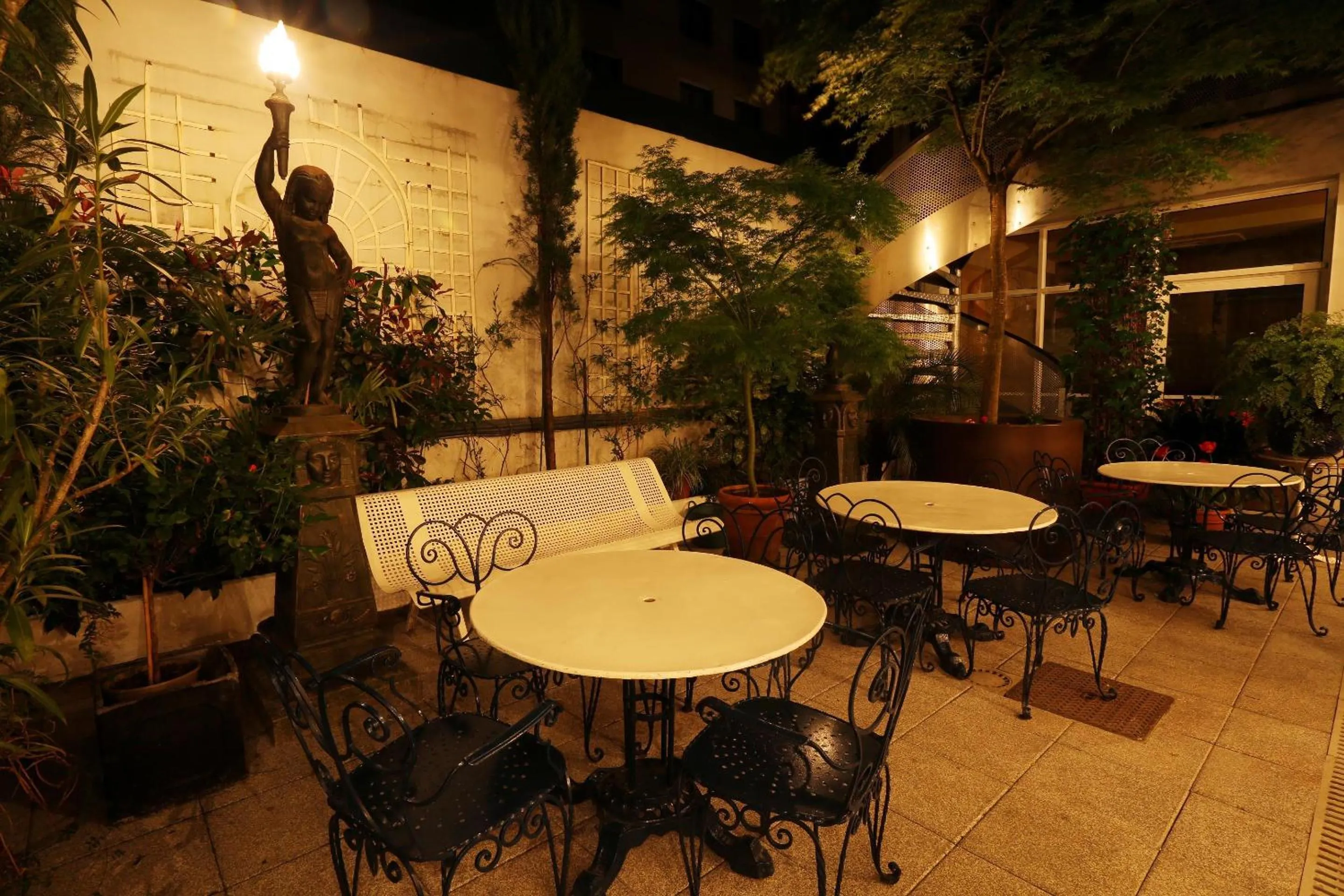 Patio in Hôtel Gloria & Avenue
