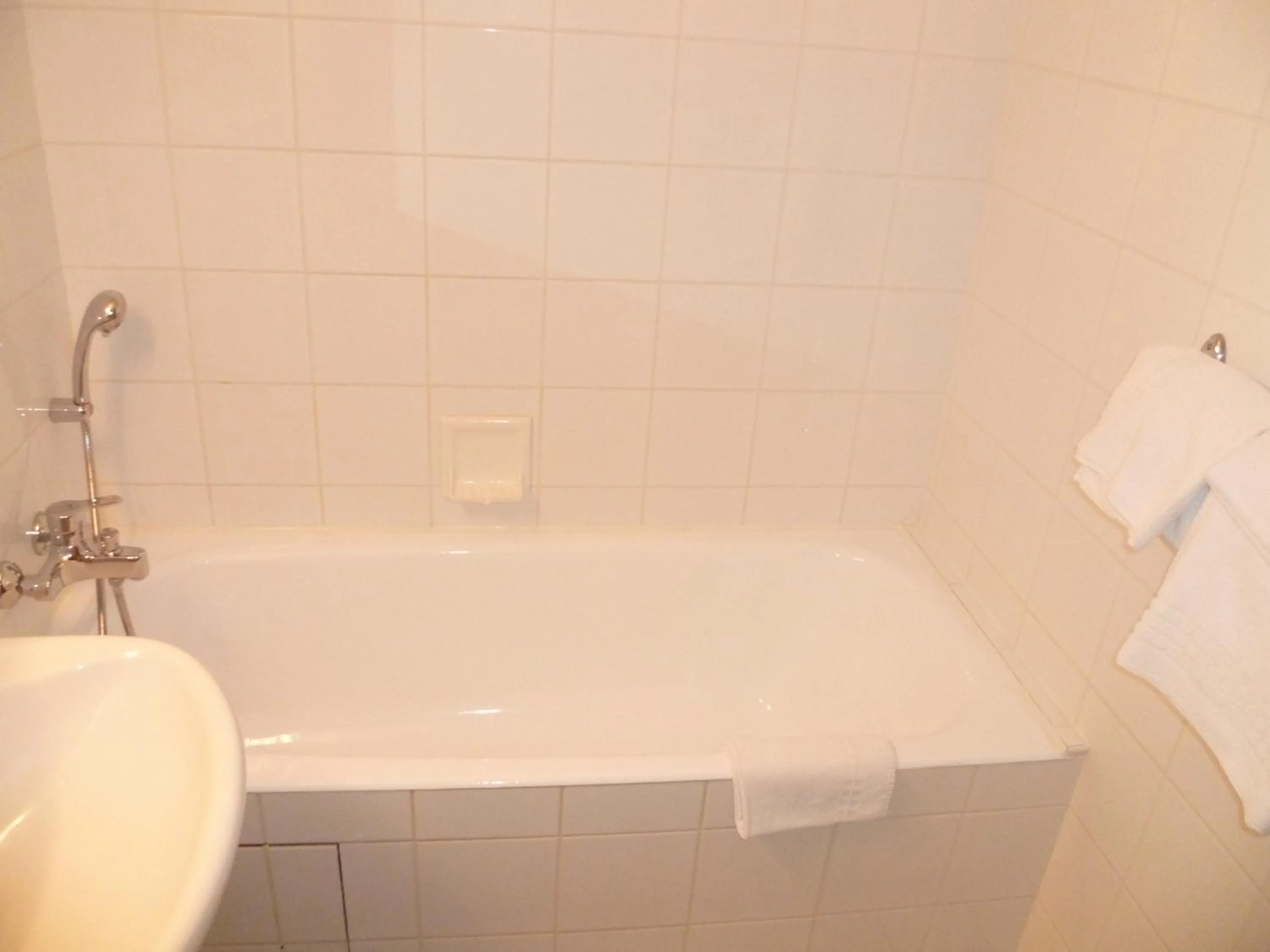 Shower in Hôtel Gloria & Avenue