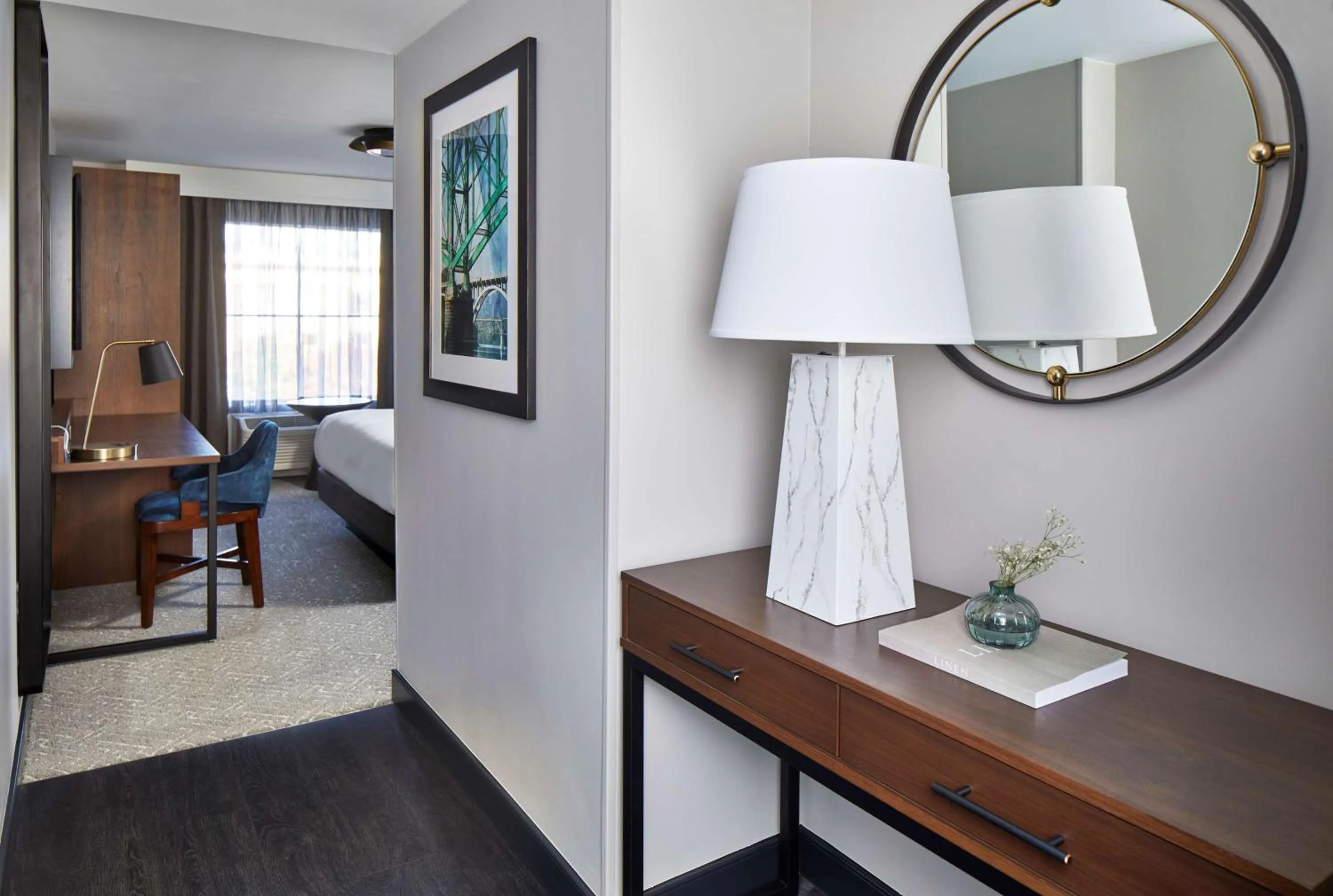 Photo of the whole room in Cumberland House Knoxville, Tapestry Collection by Hilton