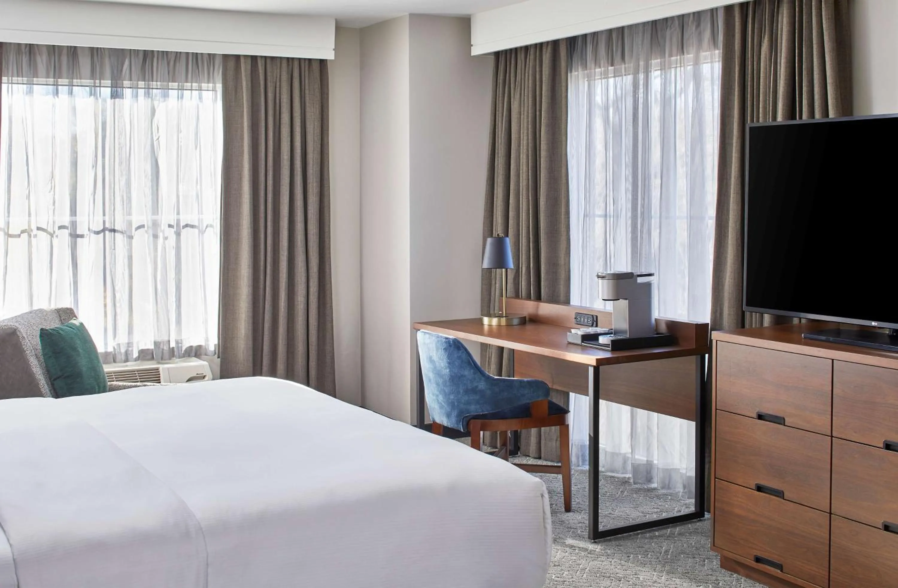 Bed in Cumberland House Knoxville, Tapestry Collection by Hilton