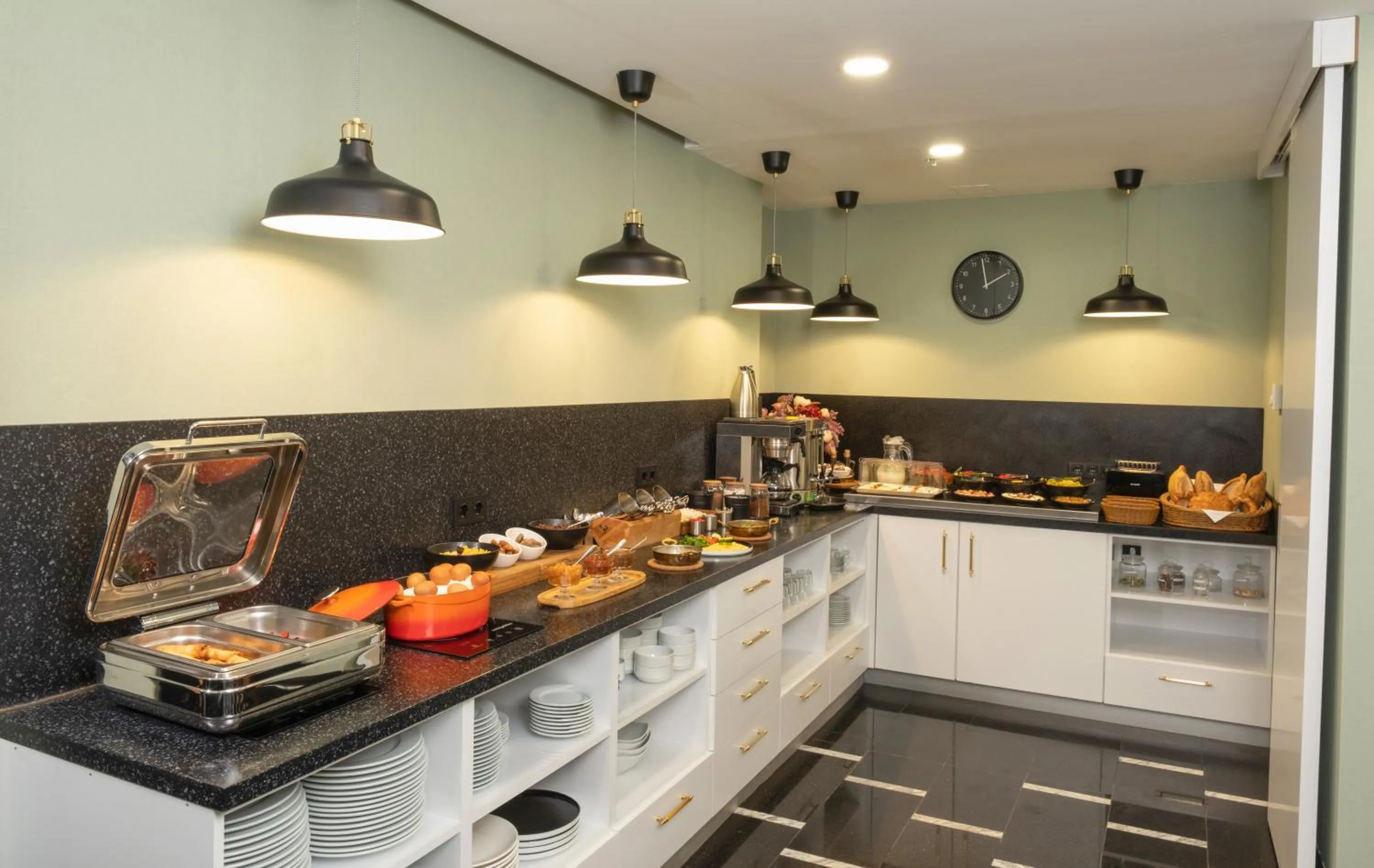 Food and drinks in Elm Suite Hotel