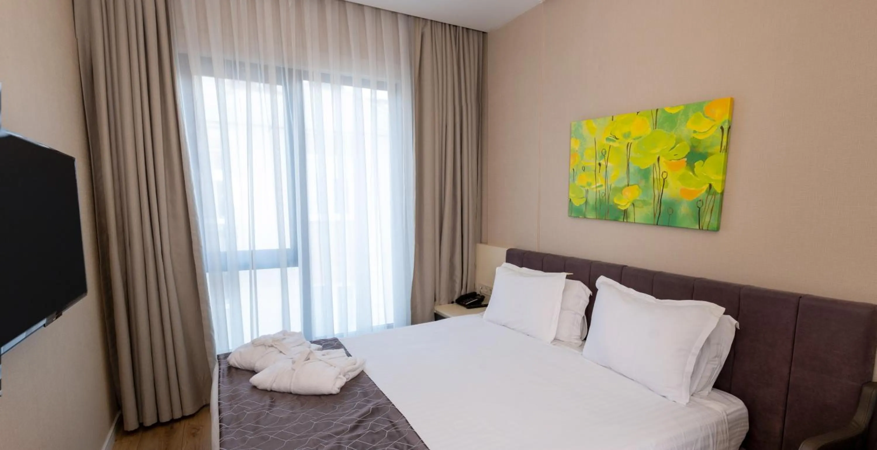 Photo of the whole room, Bed in Elm Suite Hotel