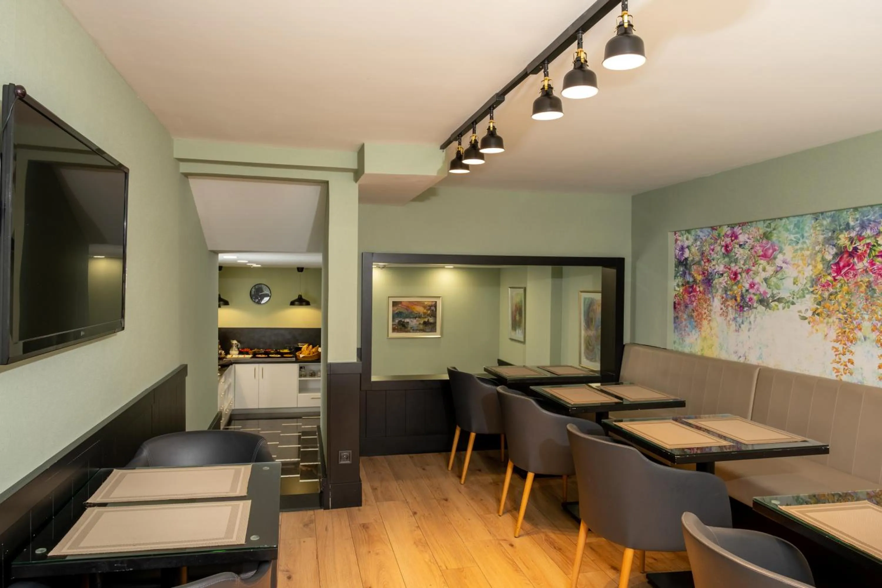 Seating area in Elm Suite Hotel