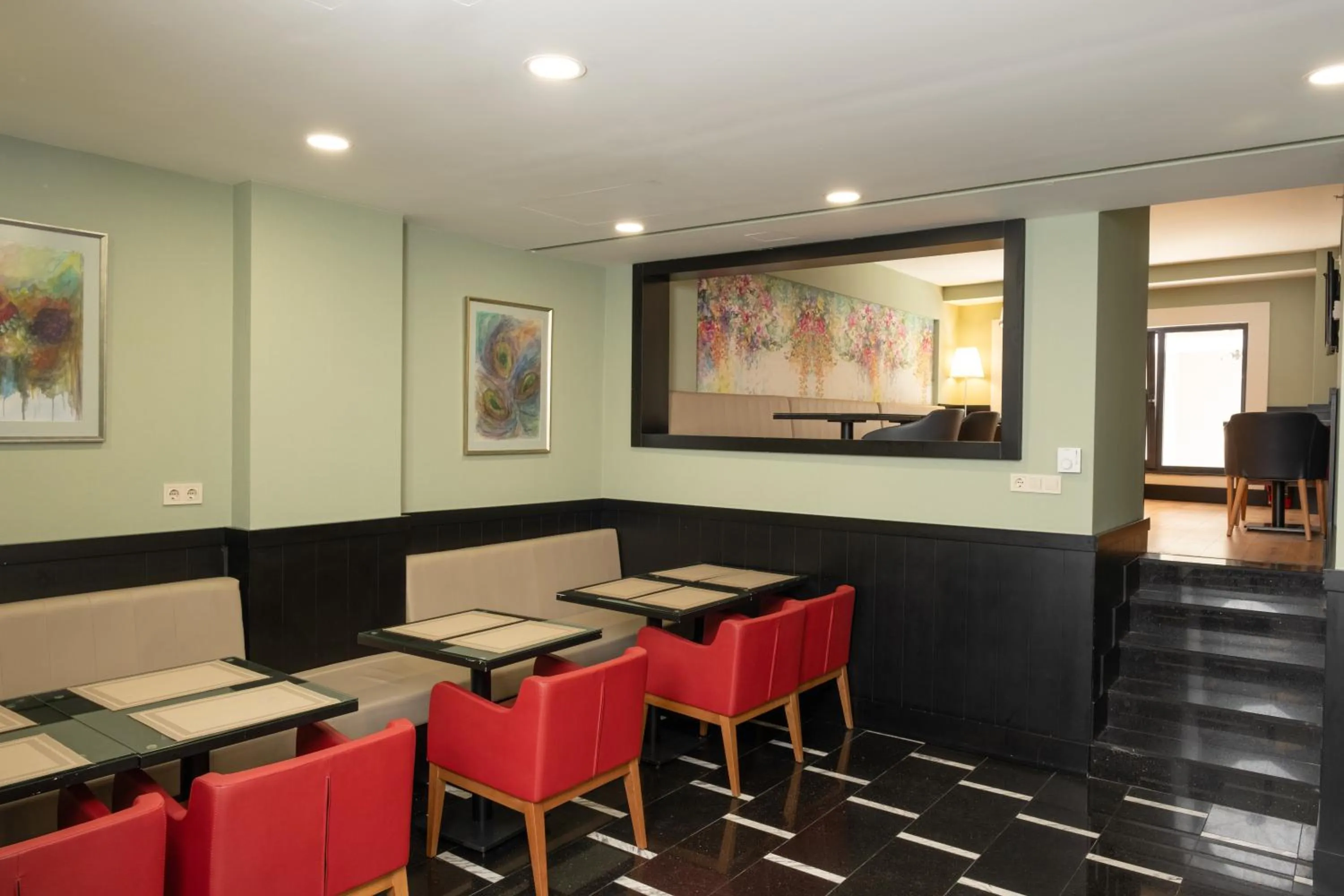 Restaurant/places to eat in Elm Suite Hotel