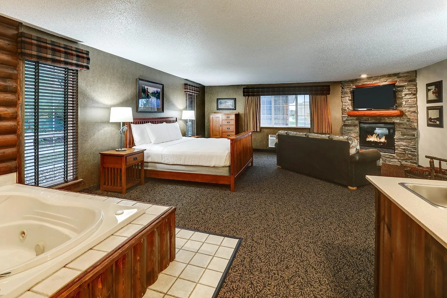 Hot Tub, Bed in Stoney Creek Hotel St. Joseph