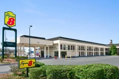 Facade/entrance in Super 8 by Wyndham Oxford