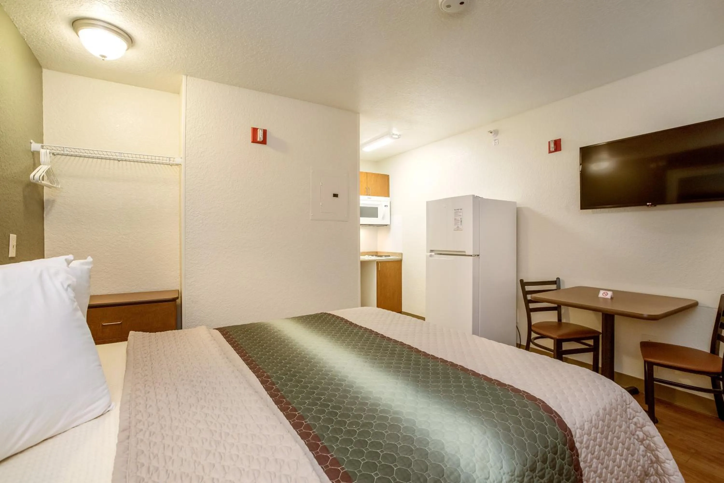 Photo of the whole room, Bed in HomeTowne Studios by Red Roof Philadelphia - Maple Shade, NJ