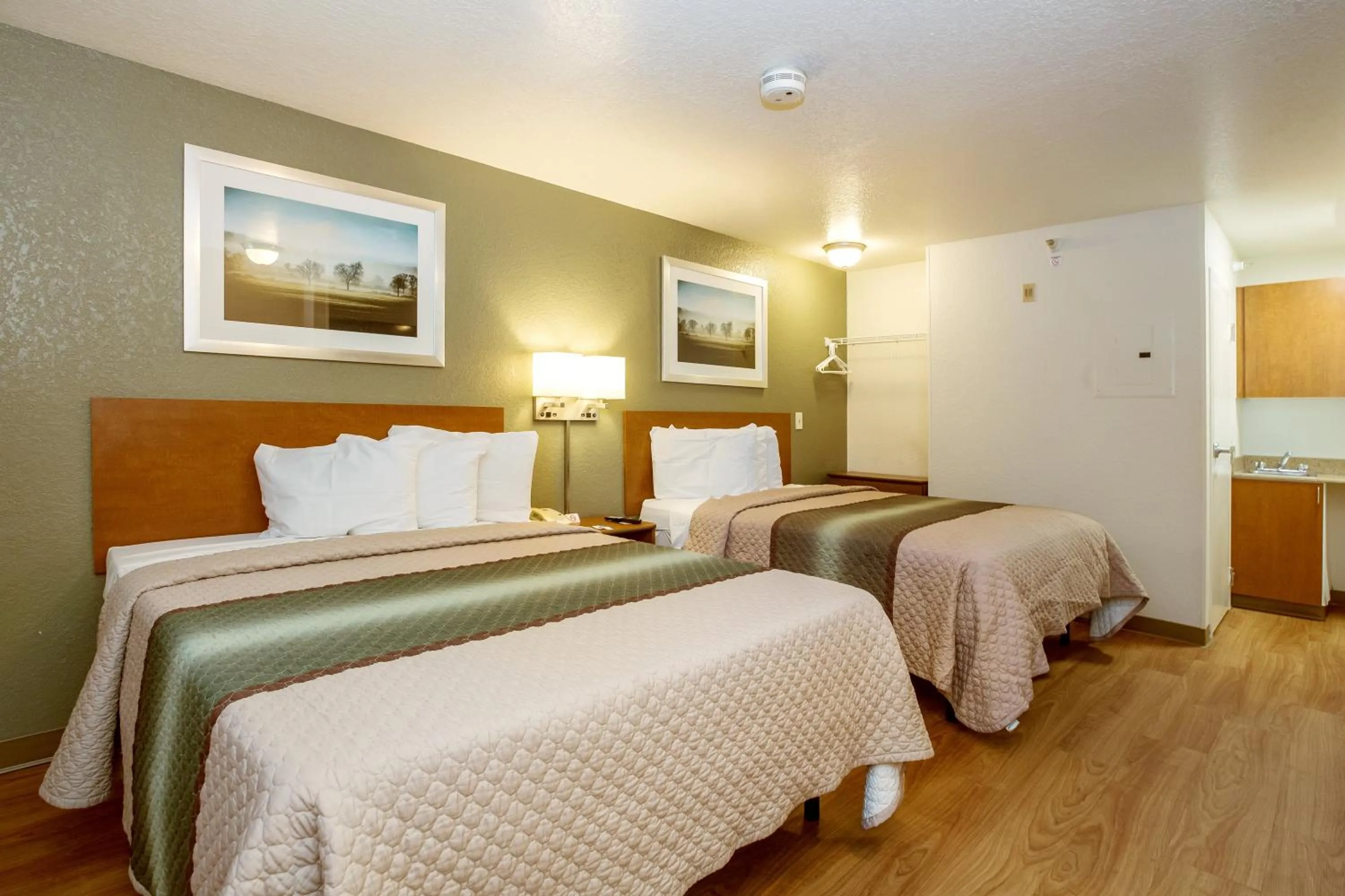 Photo of the whole room, Bed in HomeTowne Studios by Red Roof Philadelphia - Maple Shade, NJ